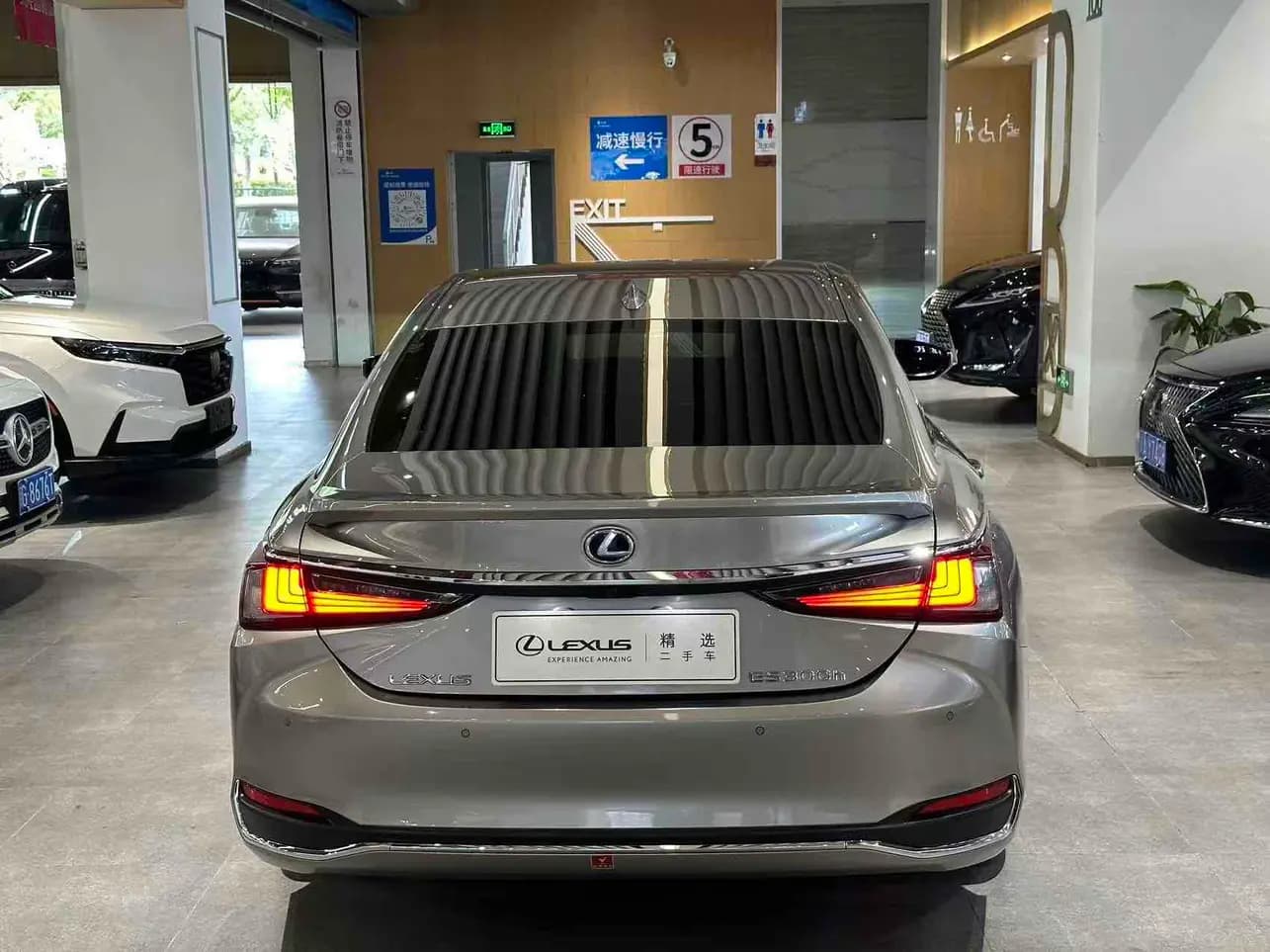 Lexus ES 2021 г. 124018 км. — фото 3