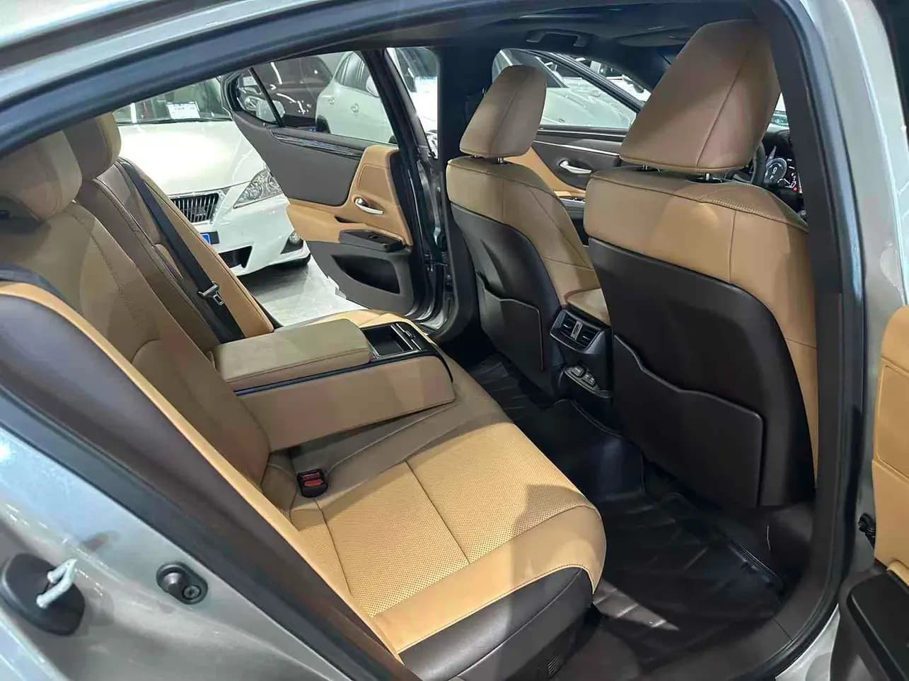 Lexus ES 2021 г. 124018 км. — фото 4