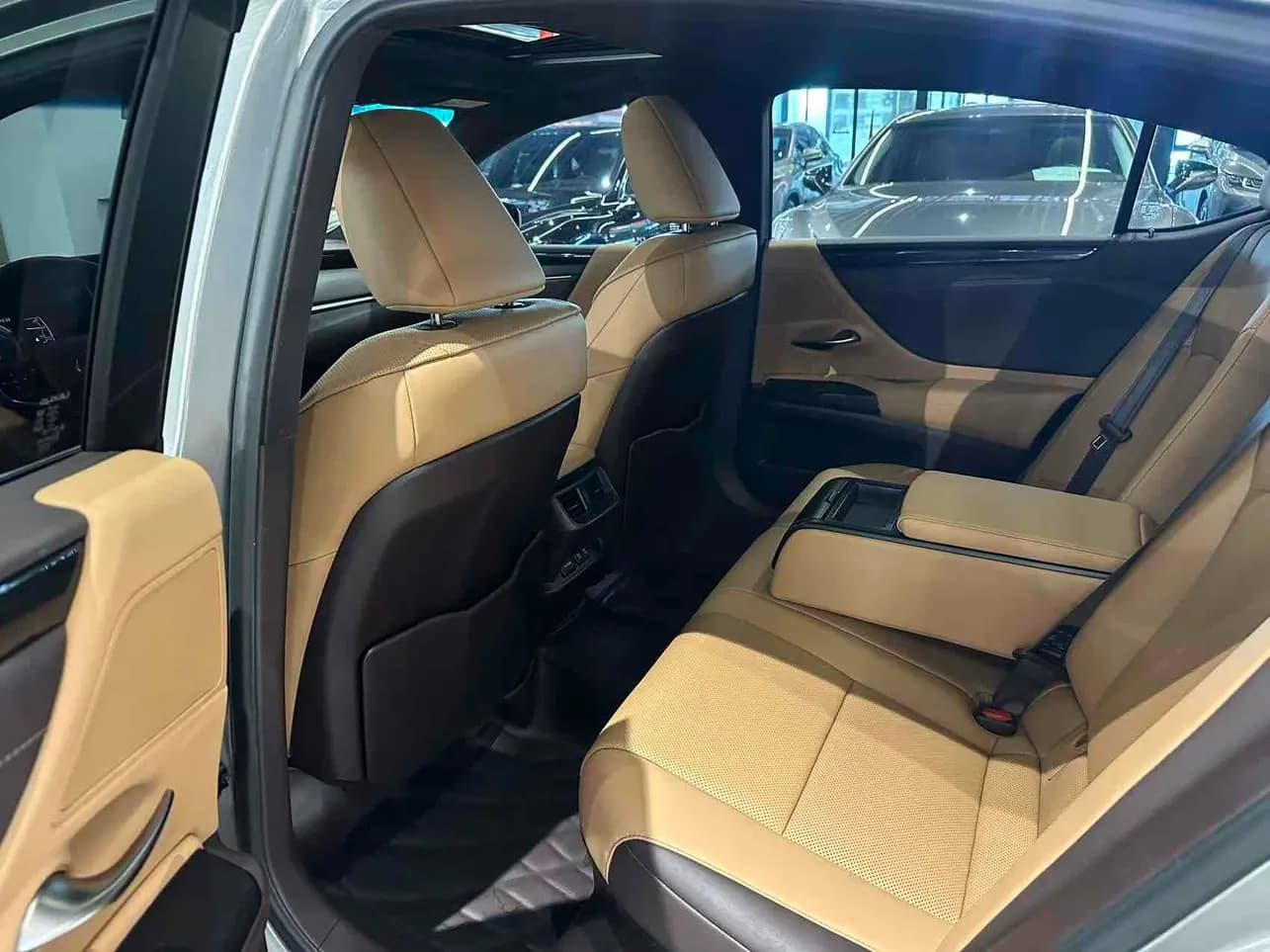 Lexus ES 2021 г. 124018 км. — фото 5