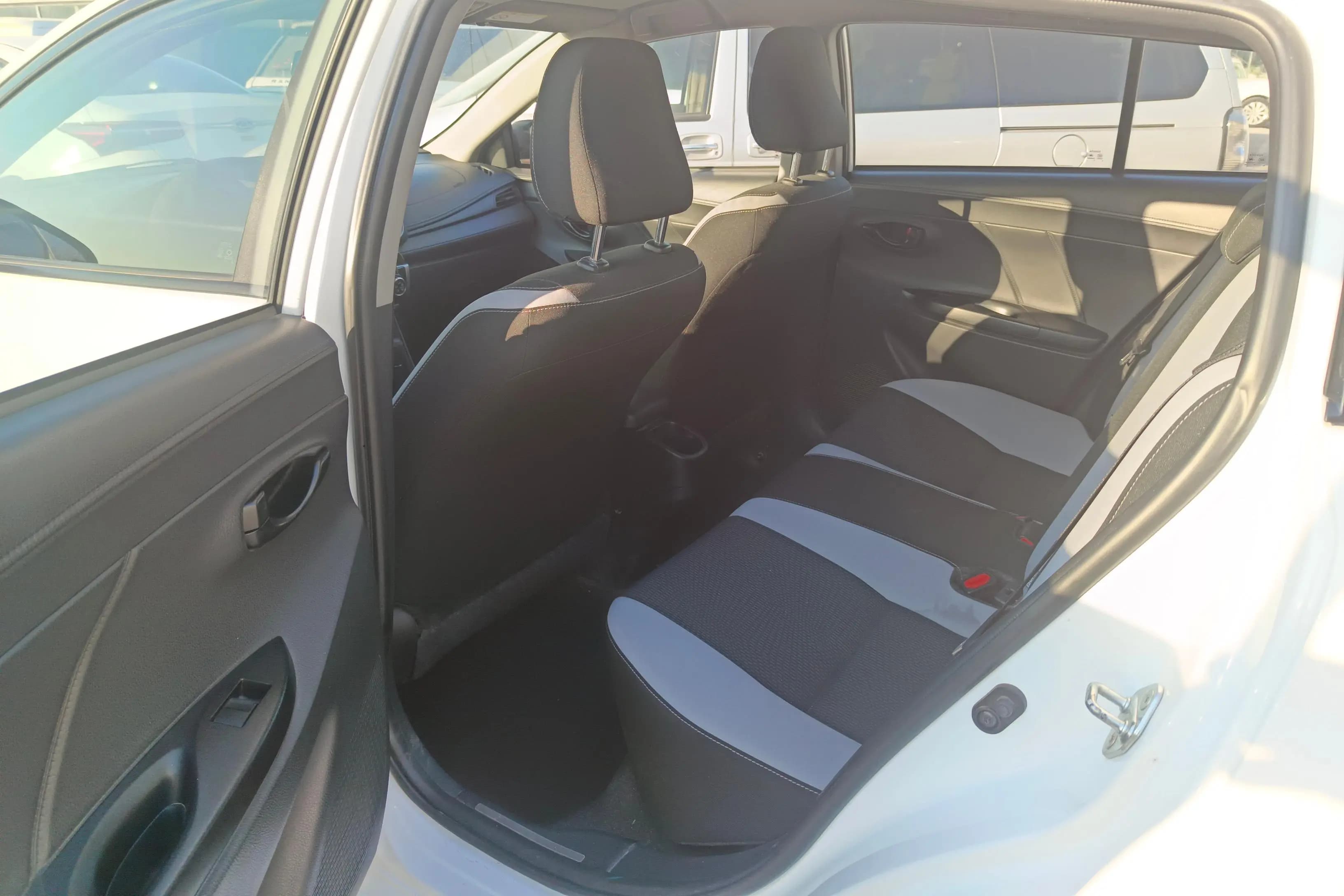 Toyota Yaris L 2021 г. 50025 км. — фото 16