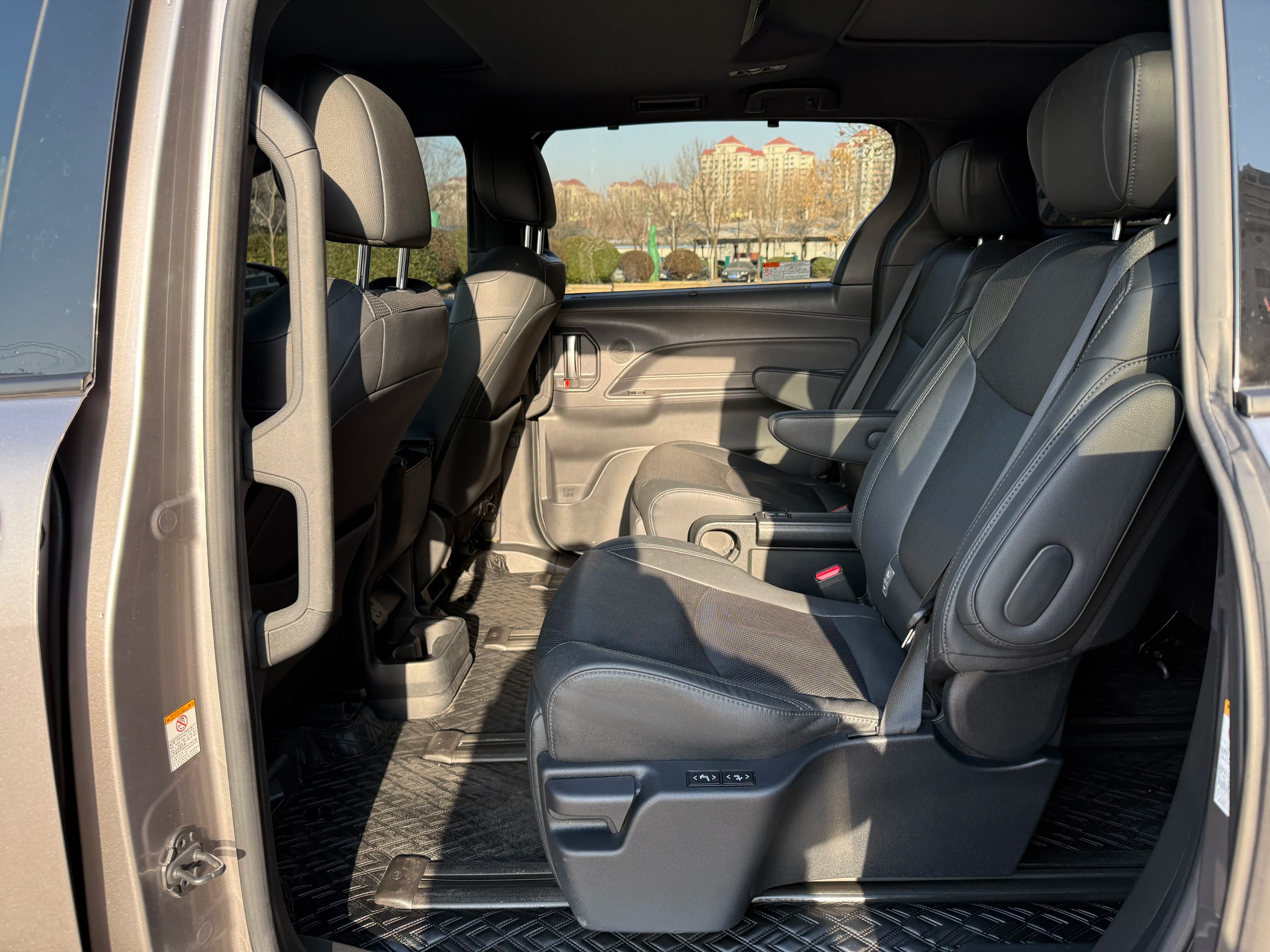 Toyota Sienna 2022 г. 76059 км. — фото 7