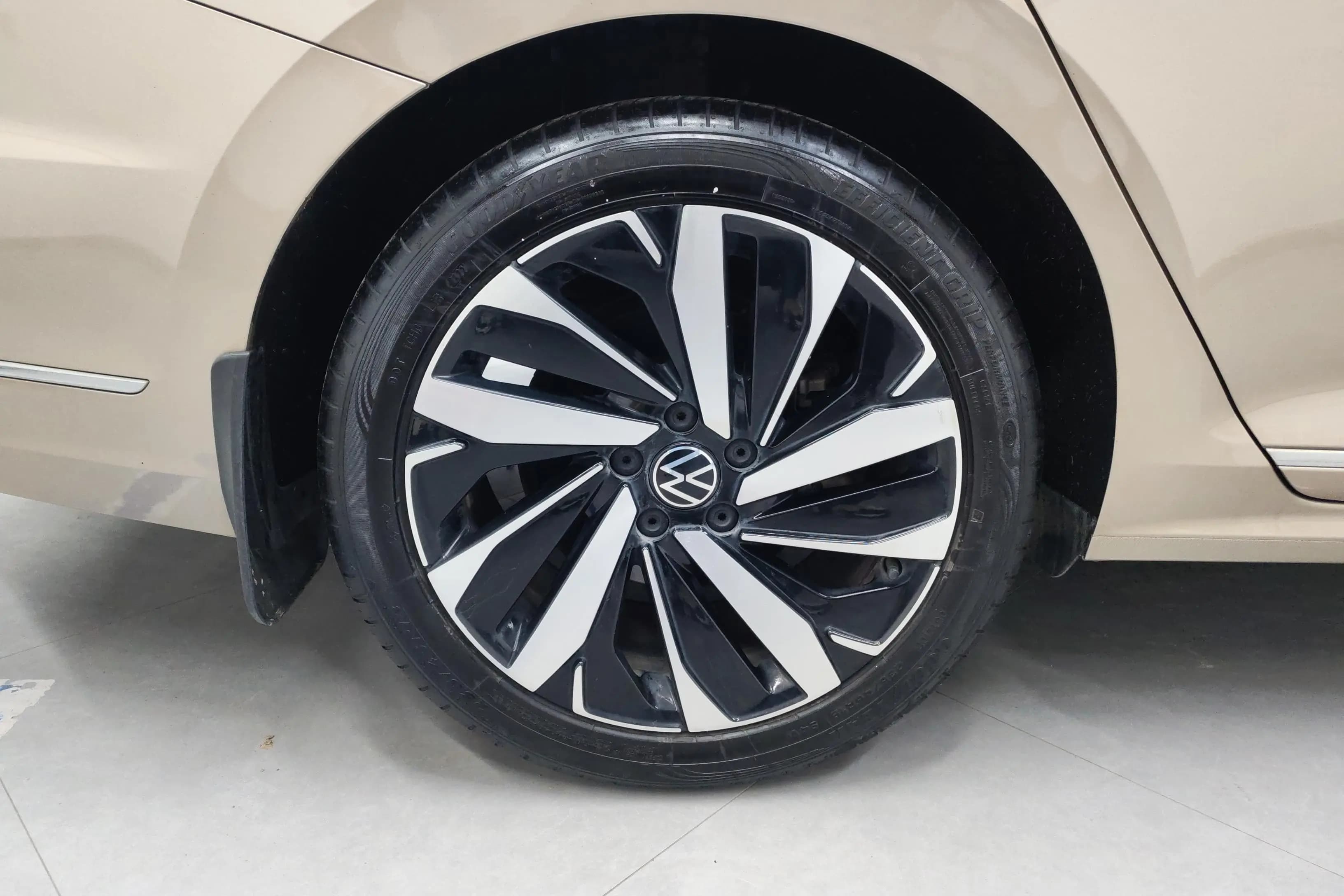 Volkswagen Passat 2023 г. 39552 км. — фото 4