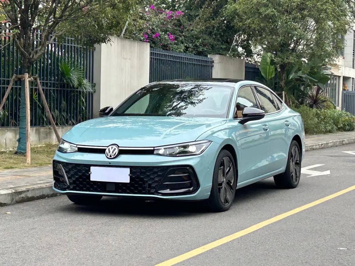 Volkswagen Passat 2024 г. 5054 км.