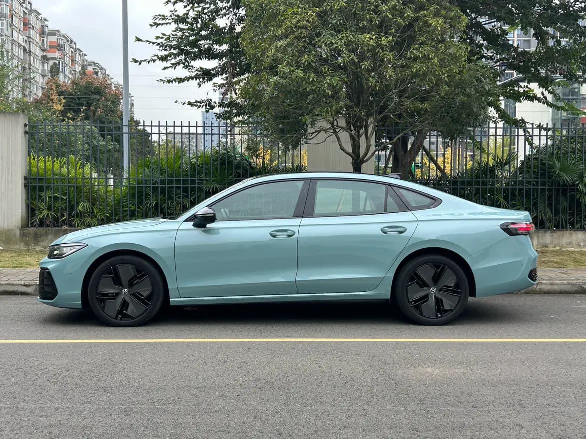 Volkswagen Passat 2024 г. 5054 км. — фото 4