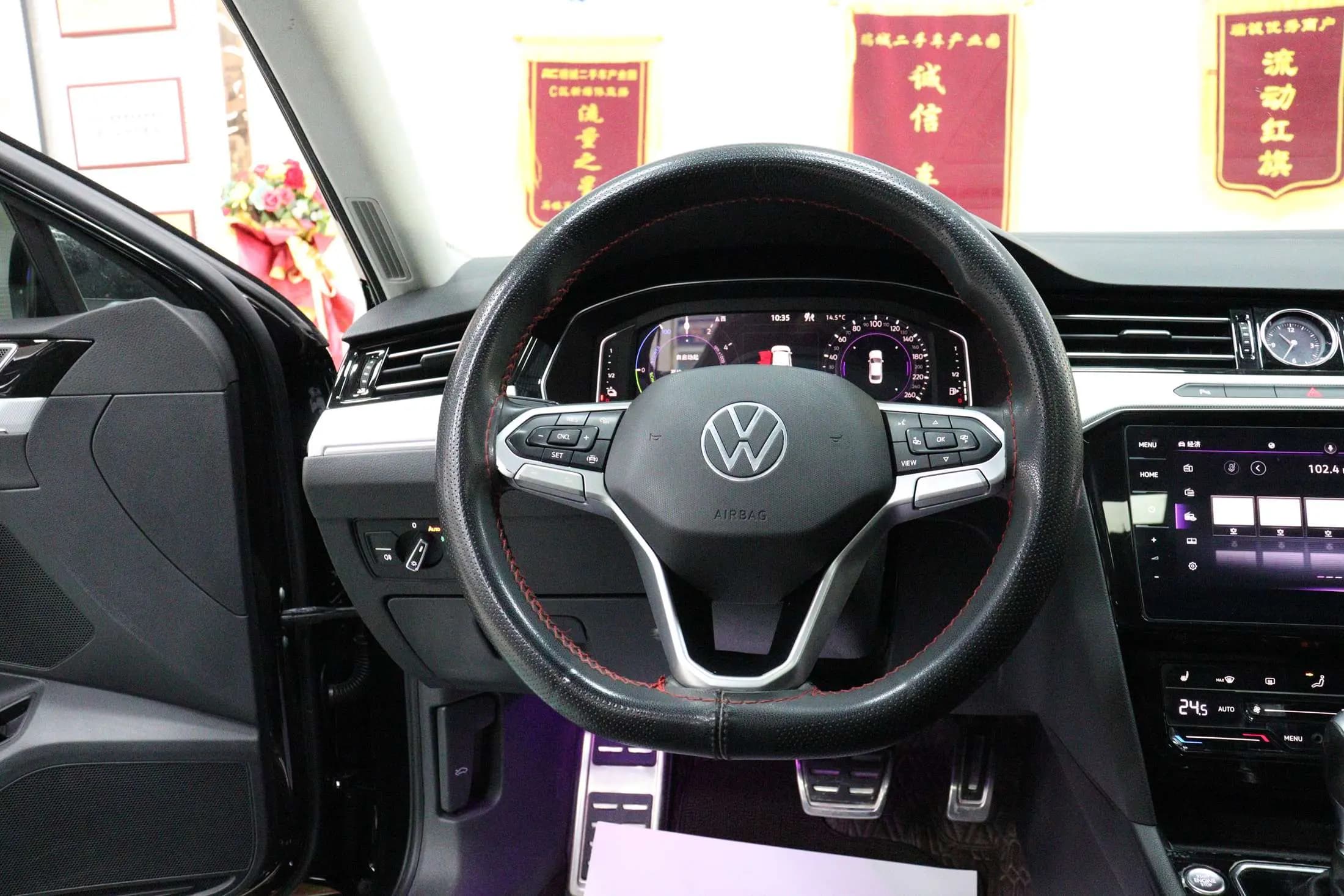 Volkswagen Magotan GTE 2023 г. 63026 км. — фото 17