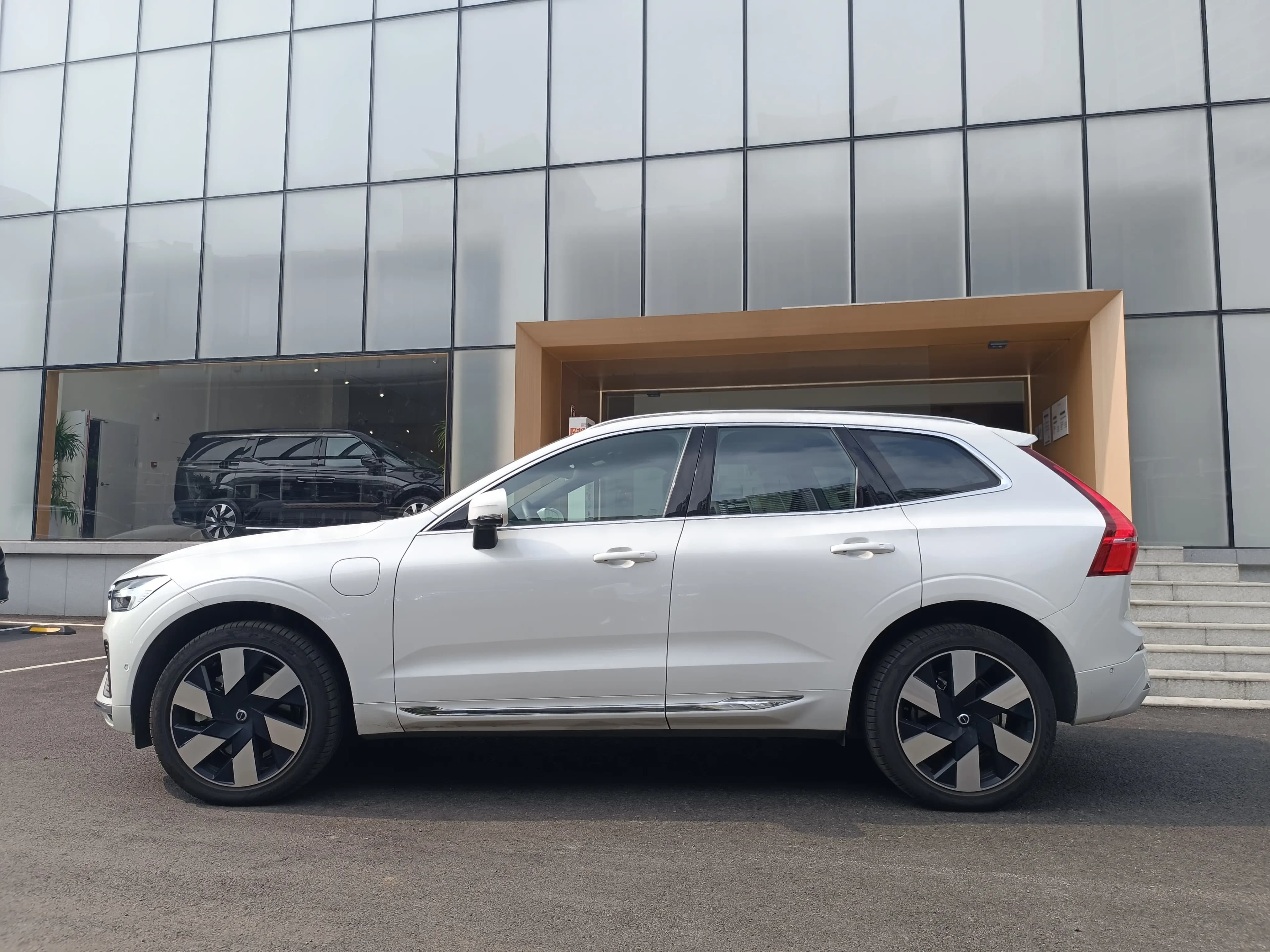 Volvo XC60 PHEV 2024 г. 22033 км. — фото 4