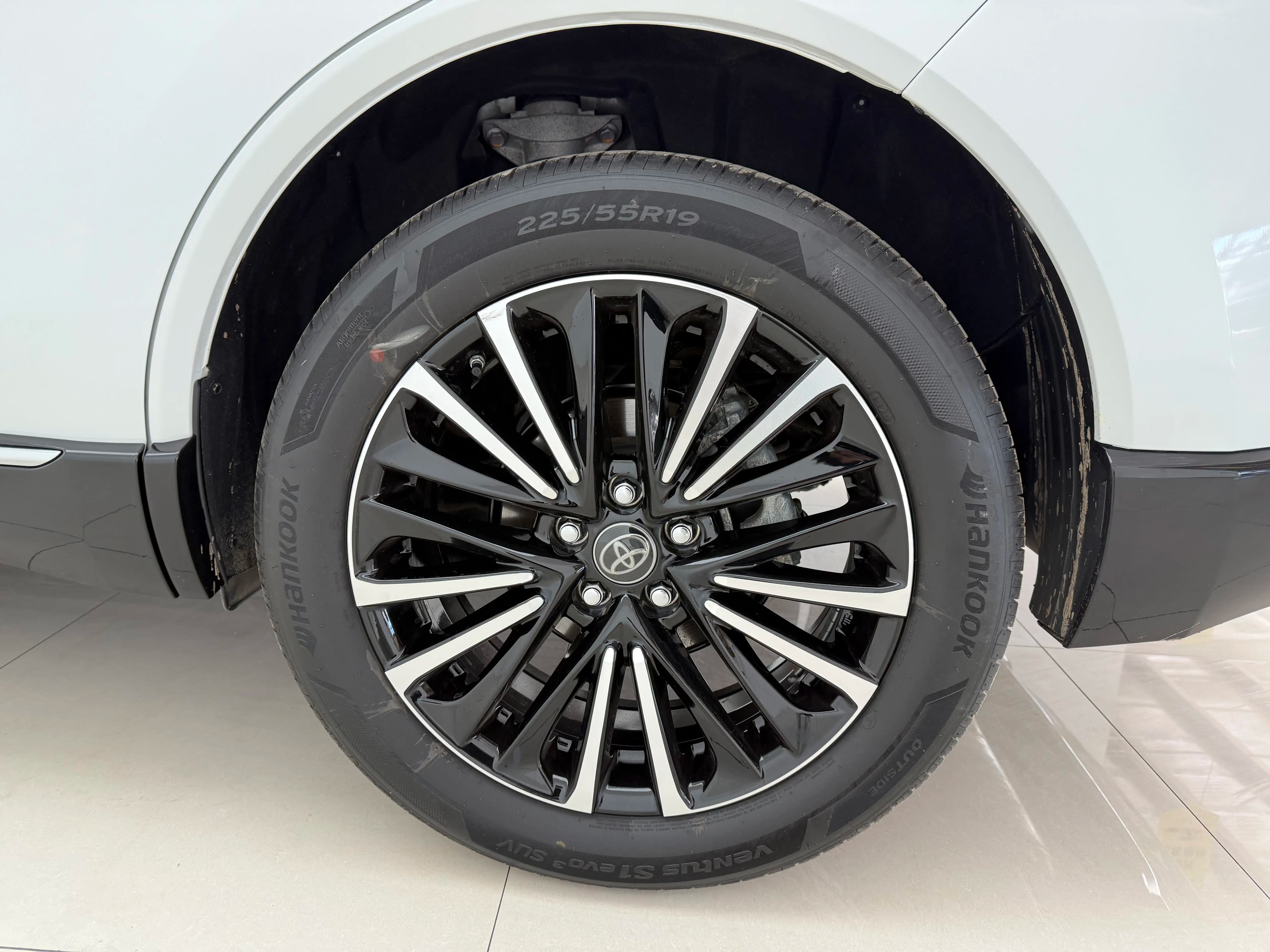 Toyota Venza 2024 г. 23385 км. — фото 9