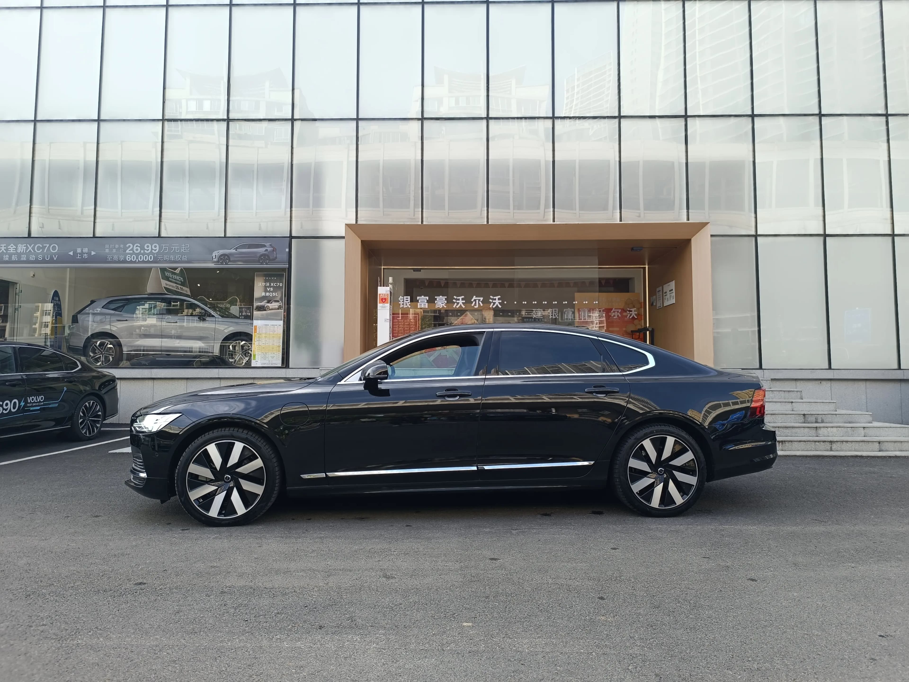 Volvo S90 PHEV 2024 г. 4948 км. — фото 4