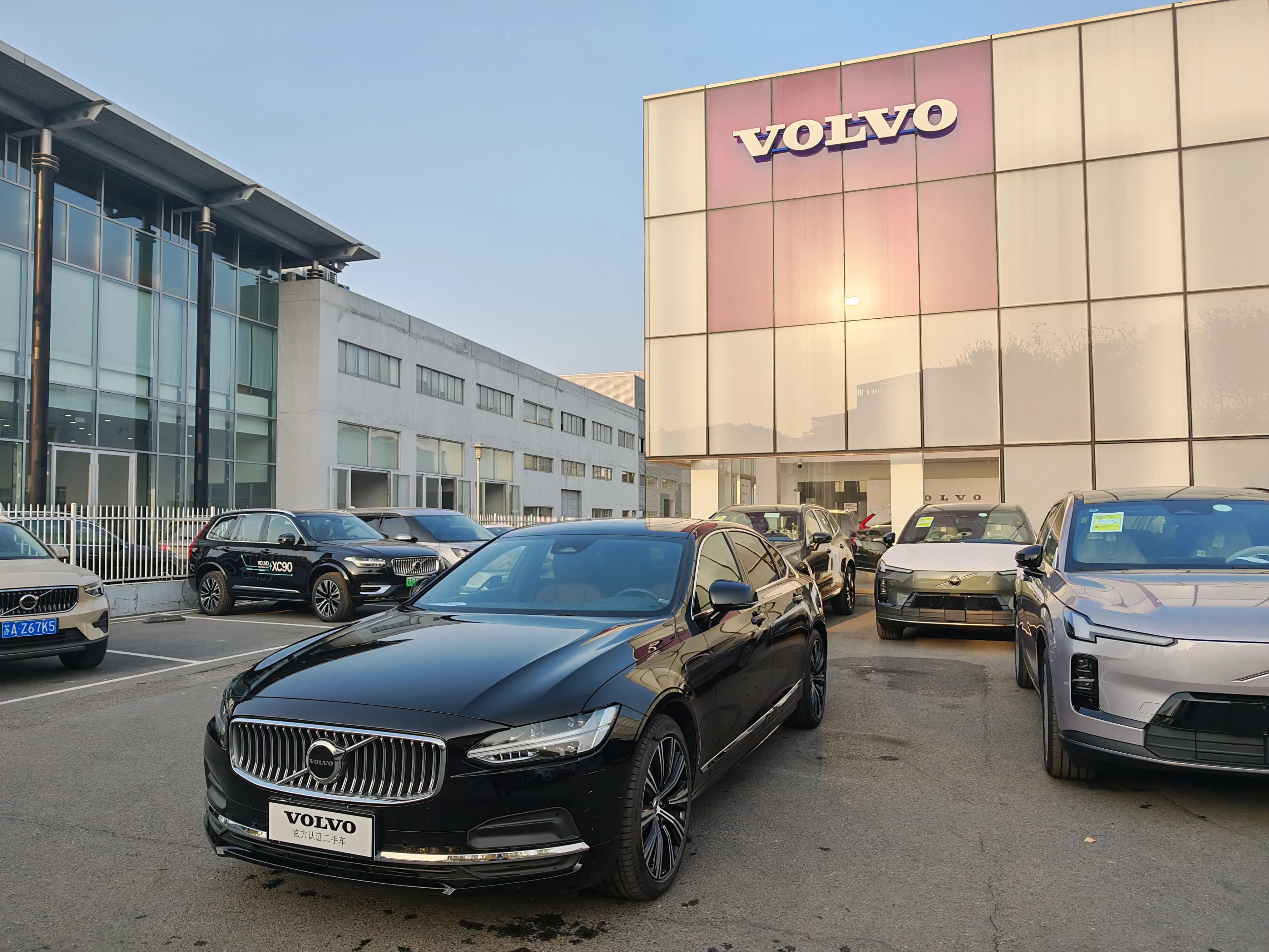 Volvo S90 2025 г. 14123 км.