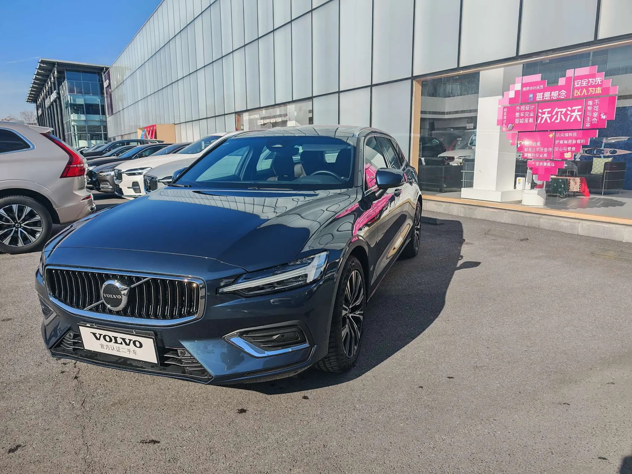 Volvo V60 2025 г. 4089 км.