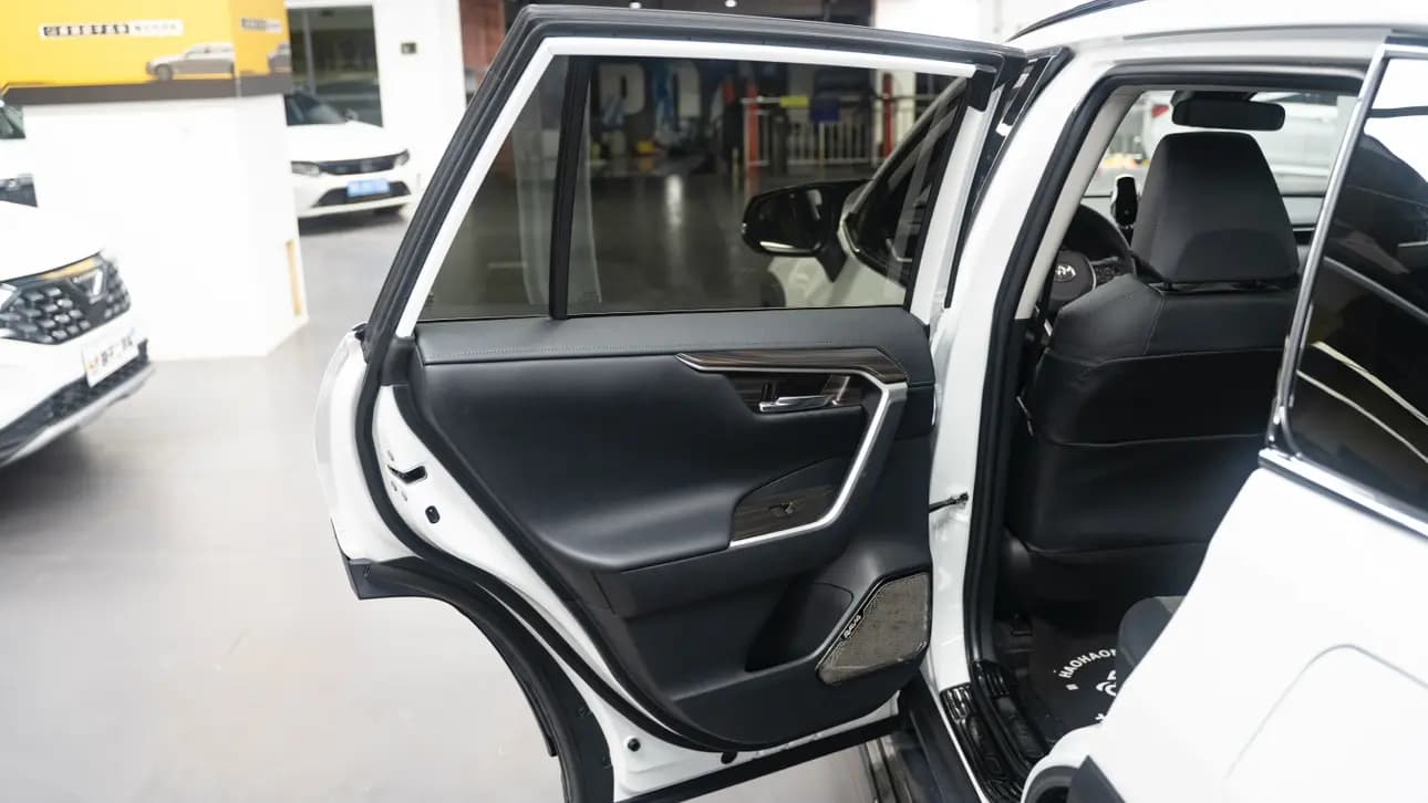 Toyota RAV4 2025 г. 20041 км. — фото 23