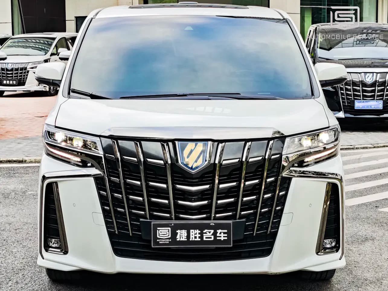 Toyota Alphard 2023 г. 36021 км. — фото 2