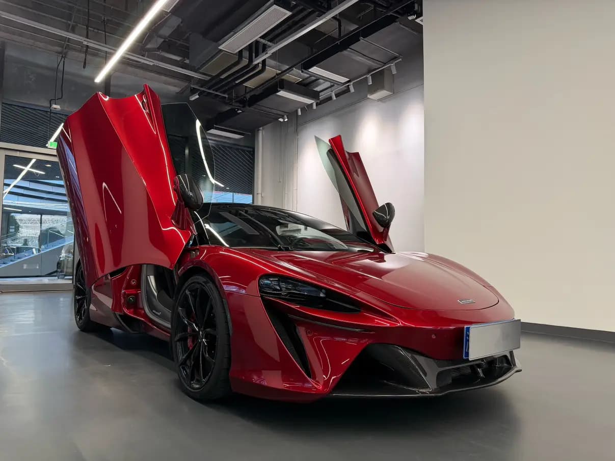 McLaren Artura 2023 г. 12123 км. — фото 7