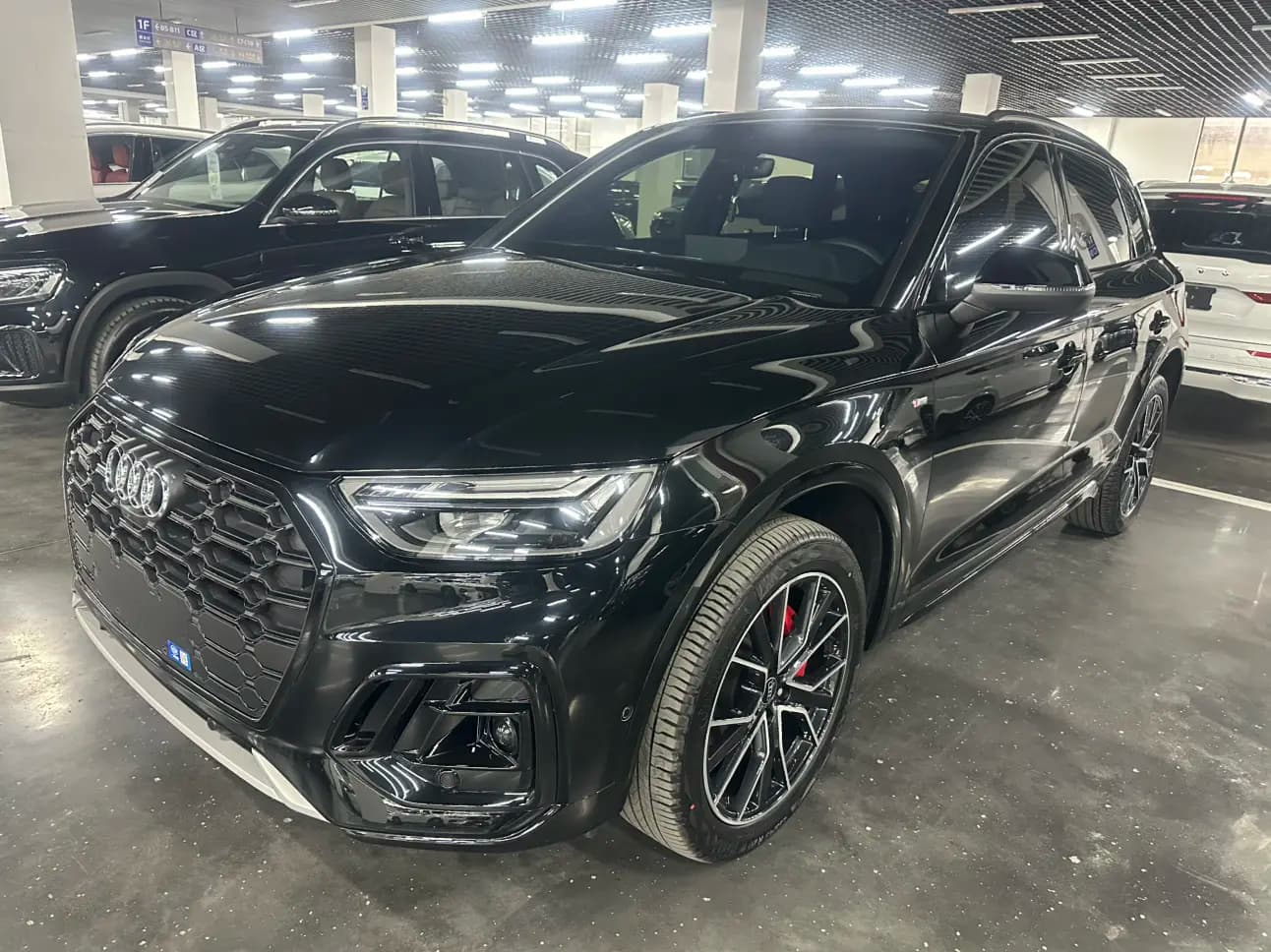 Audi Q5L 2025 г. 12079 км.