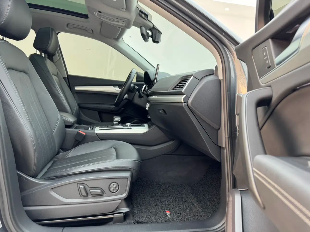 Audi Q5L 2021 г. 136067 км. — фото 18