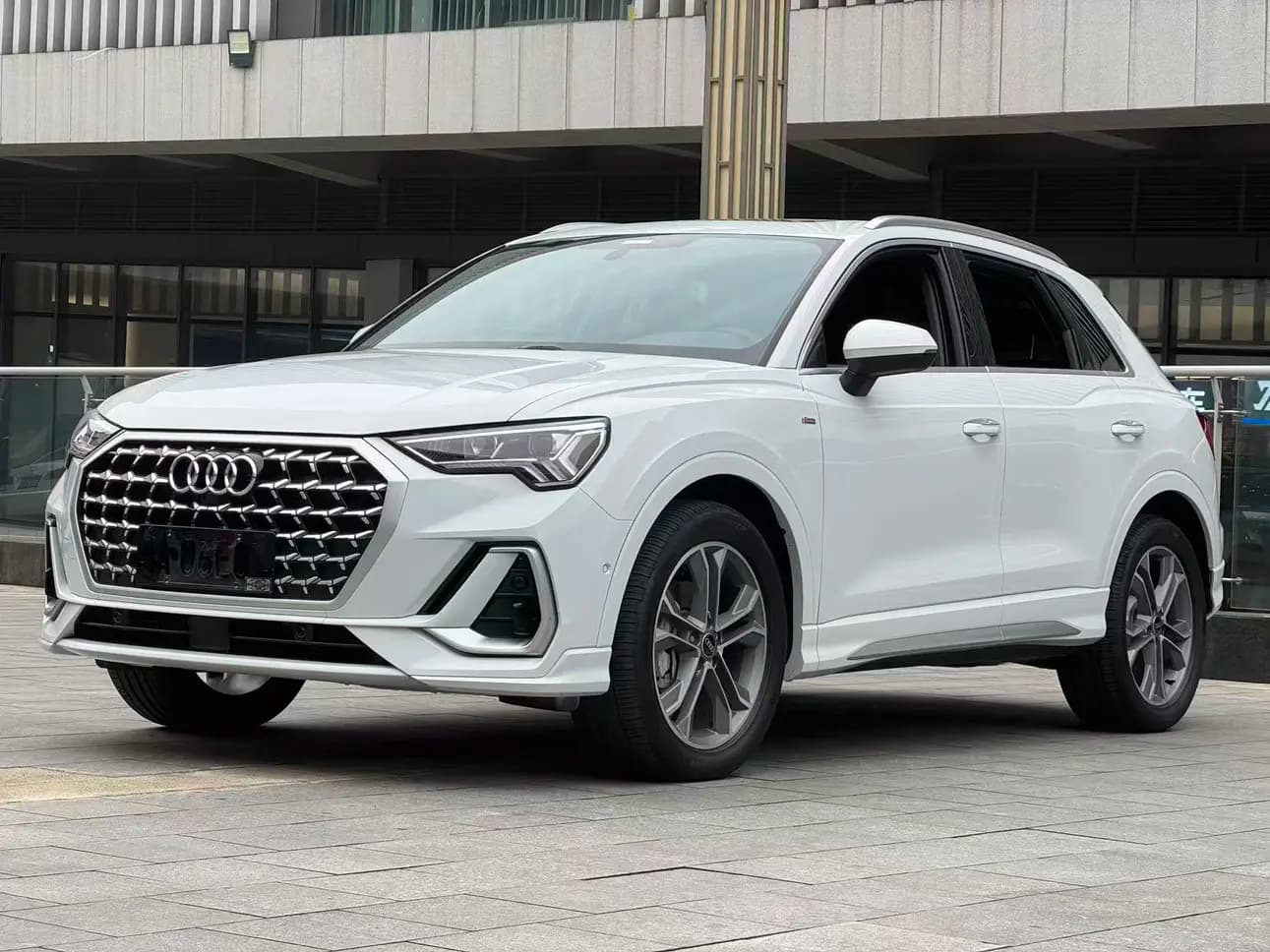 Audi Q3 2024 г. 18082 км.