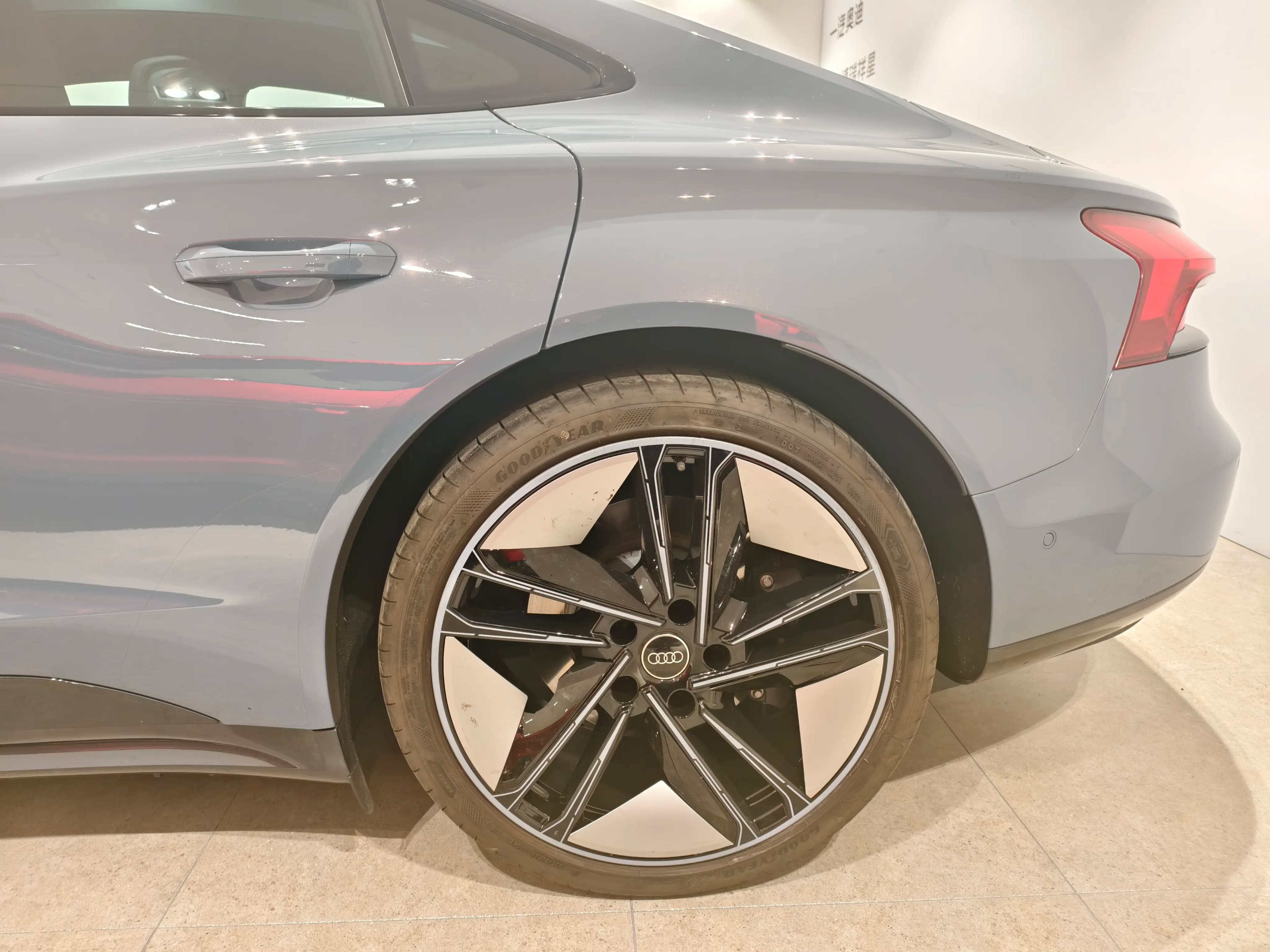 Audi e-tron GT 2024 г. 3425 км. — фото 4