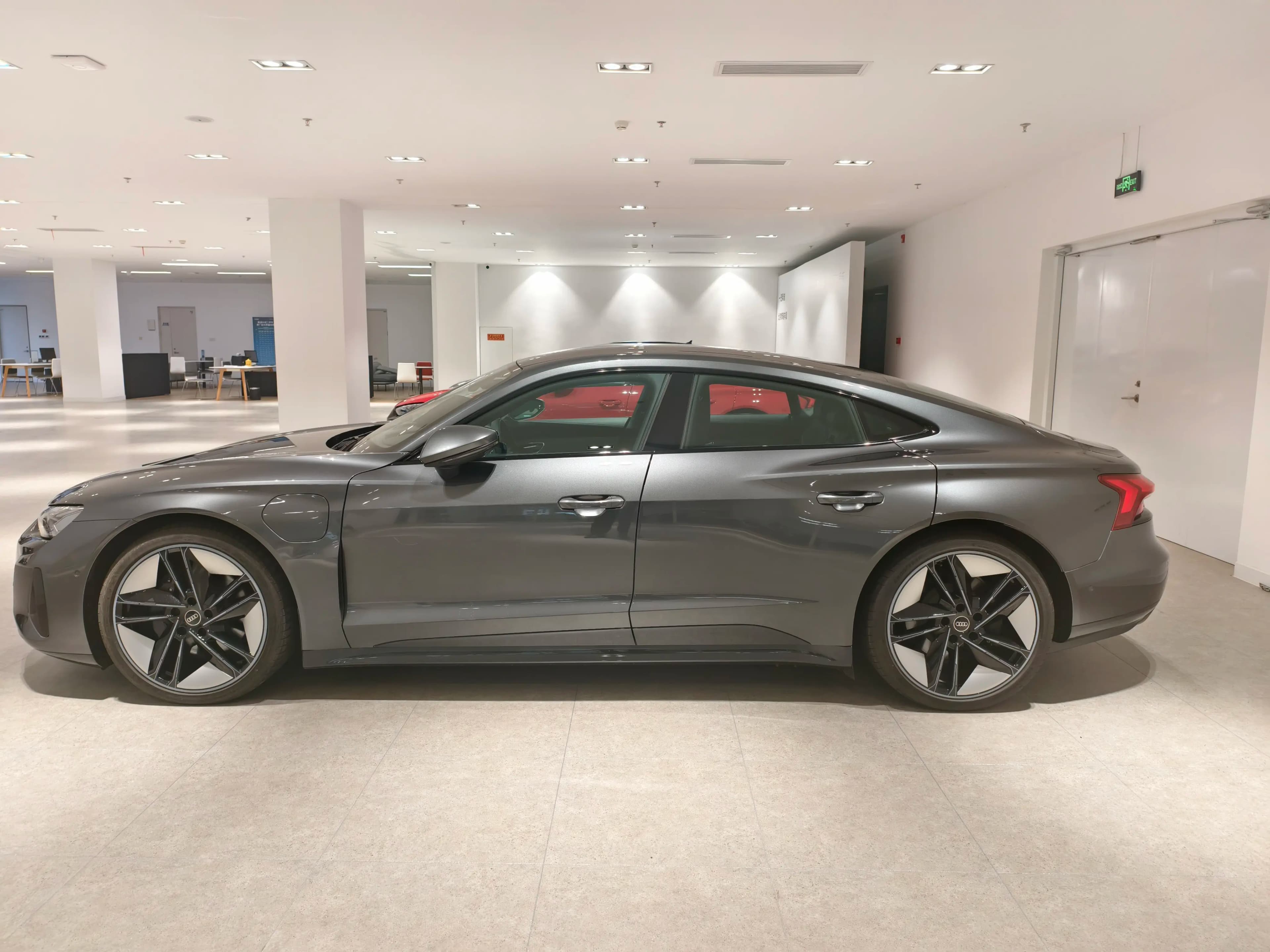 Audi e-tron GT 2024 г. 3323 км. — фото 3