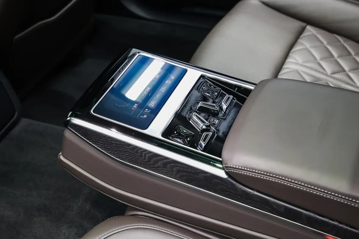 Audi A8 2023 г. 31435 км. — фото 9
