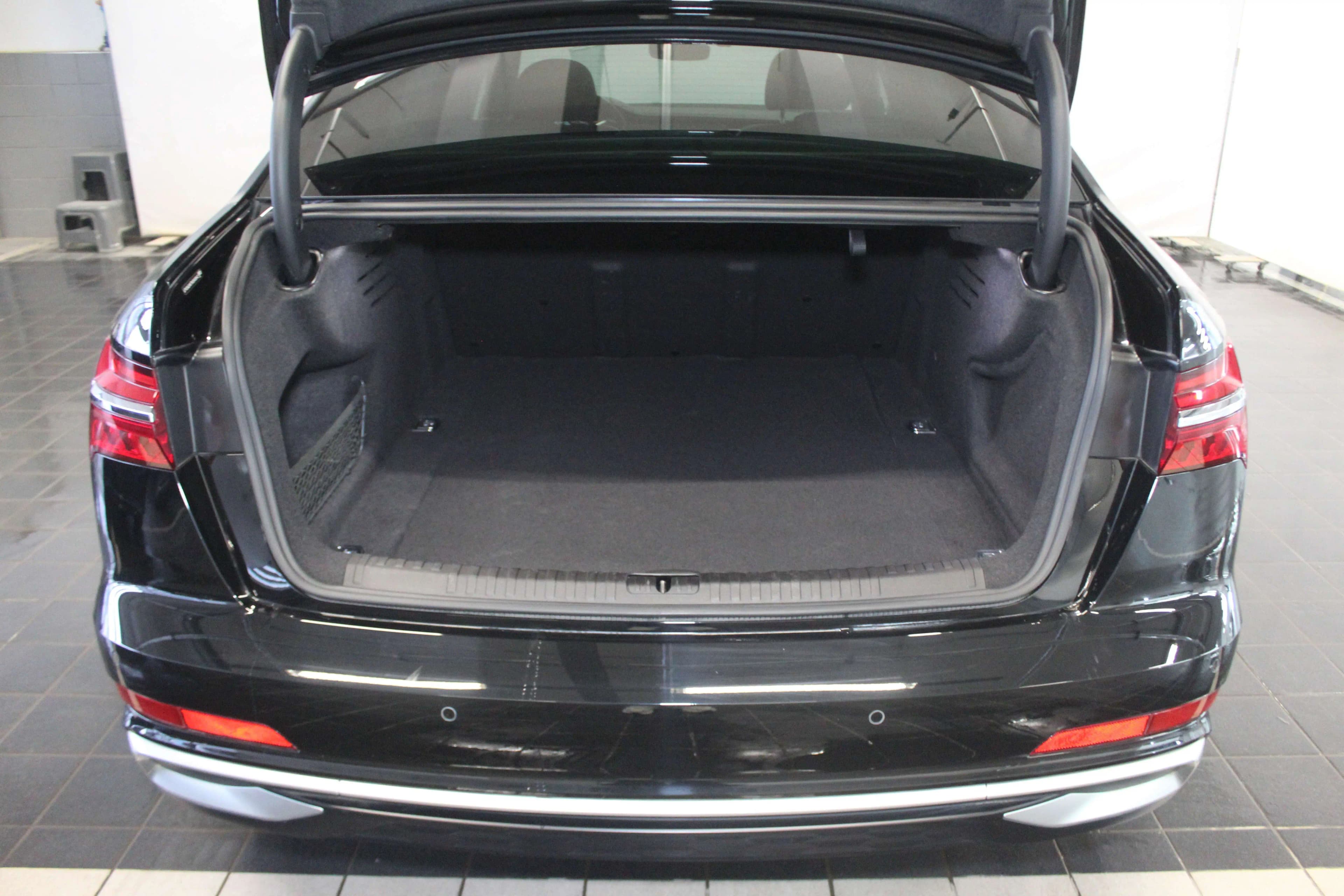 Audi A6L 2023 г. 91123 км. — фото 14