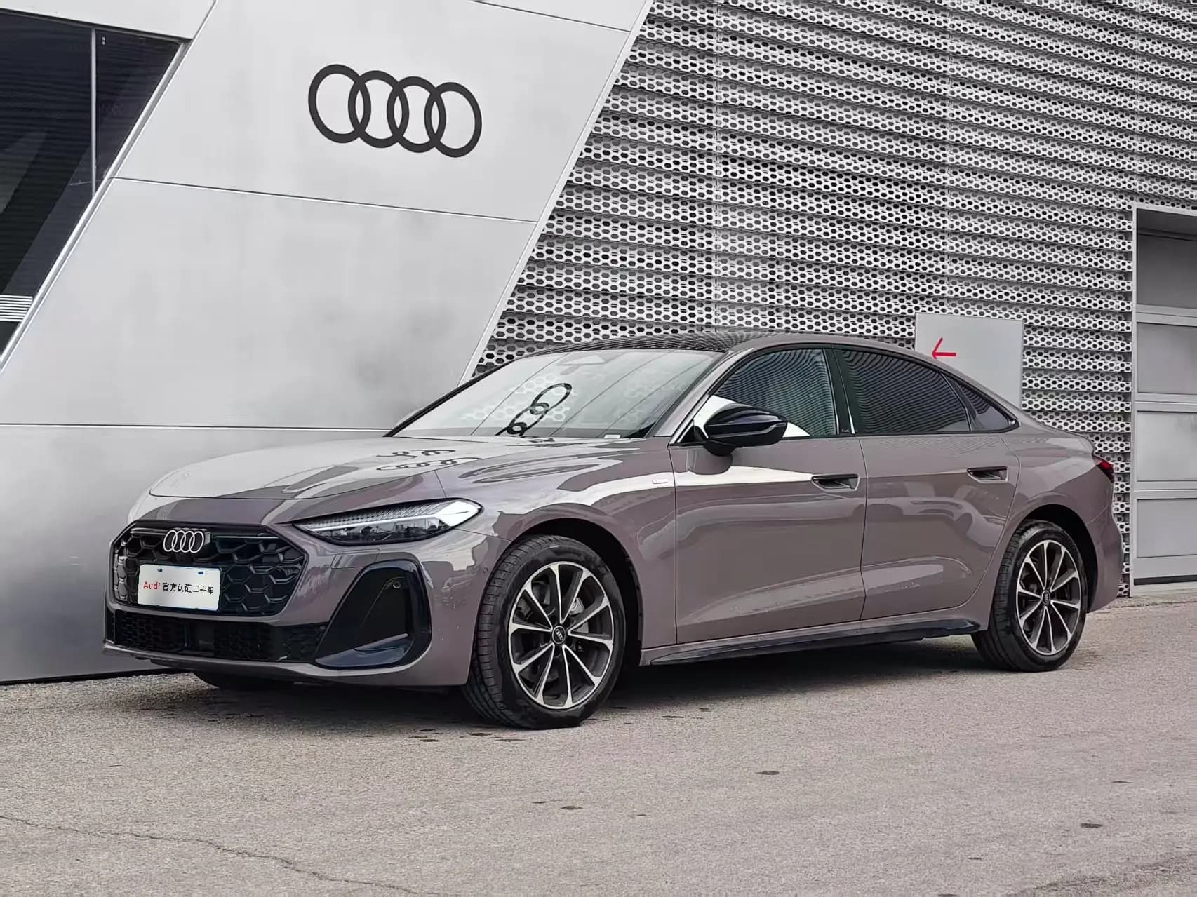 Audi A5L 2025 г. 4045 км.