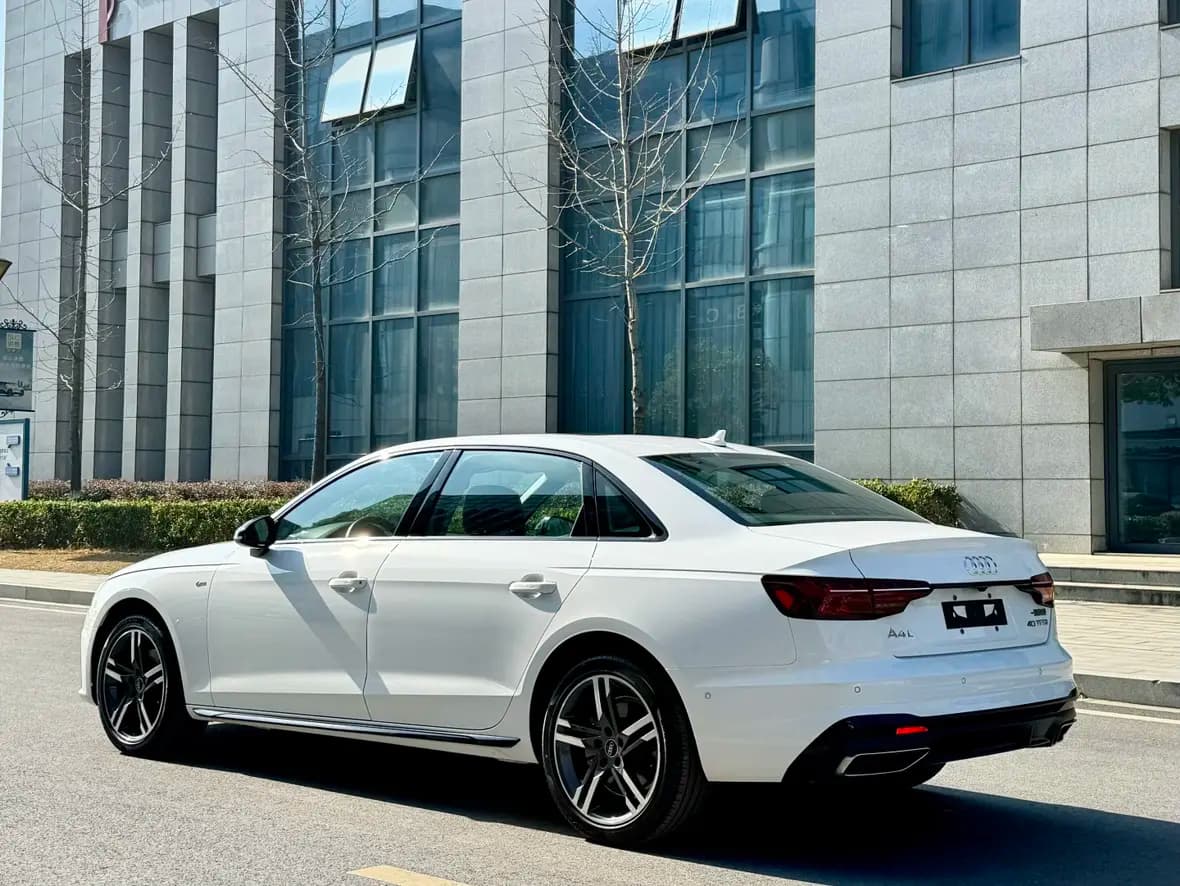 Audi A4L 2023 г. 8122 км. — фото 5