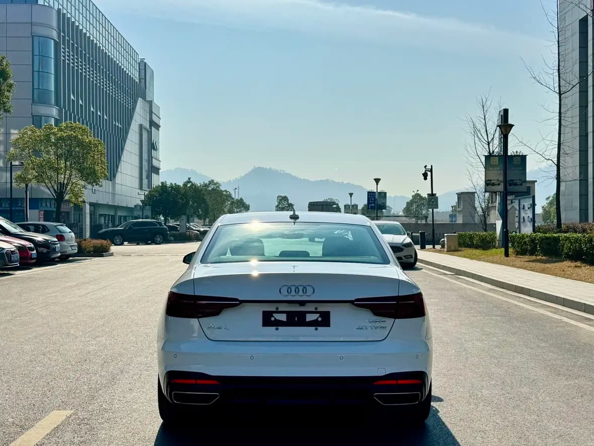 Audi A4L 2023 г. 8122 км. — фото 6