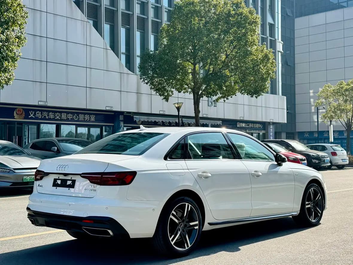 Audi A4L 2023 г. 8122 км. — фото 7