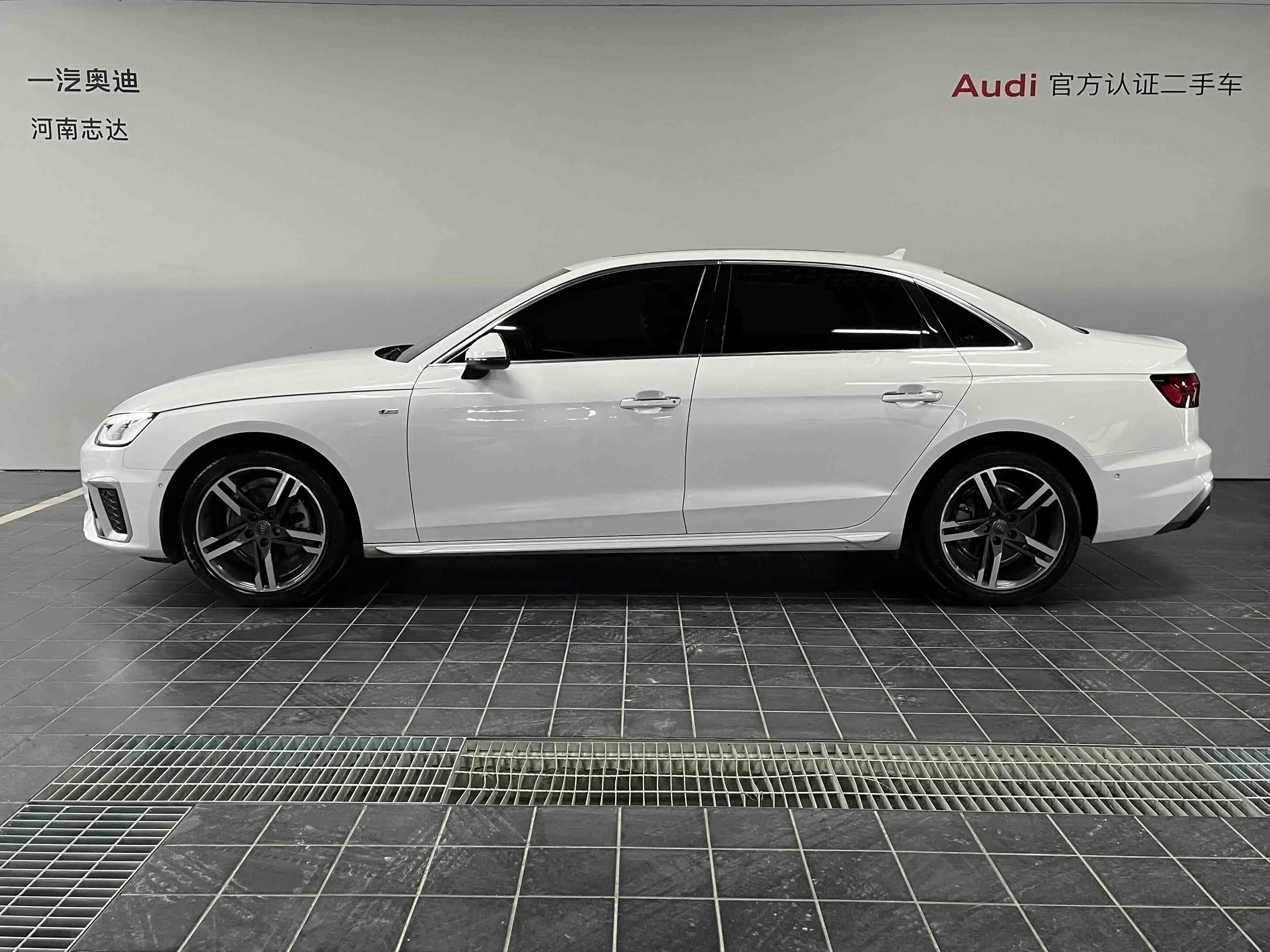 Audi A4L 2021 г. 56118 км. — фото 3