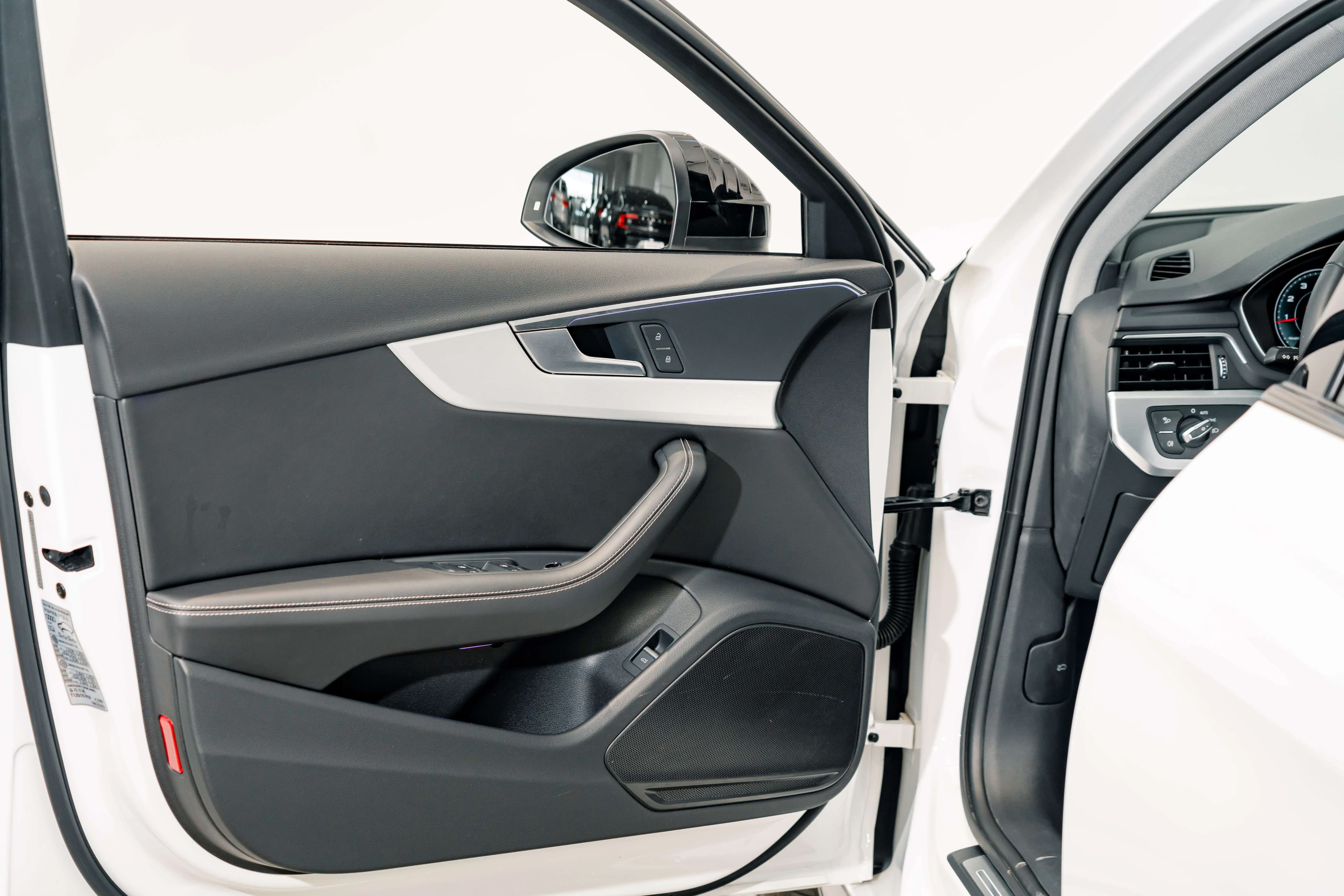 Audi A4L 2022 г. 41911 км. — фото 10