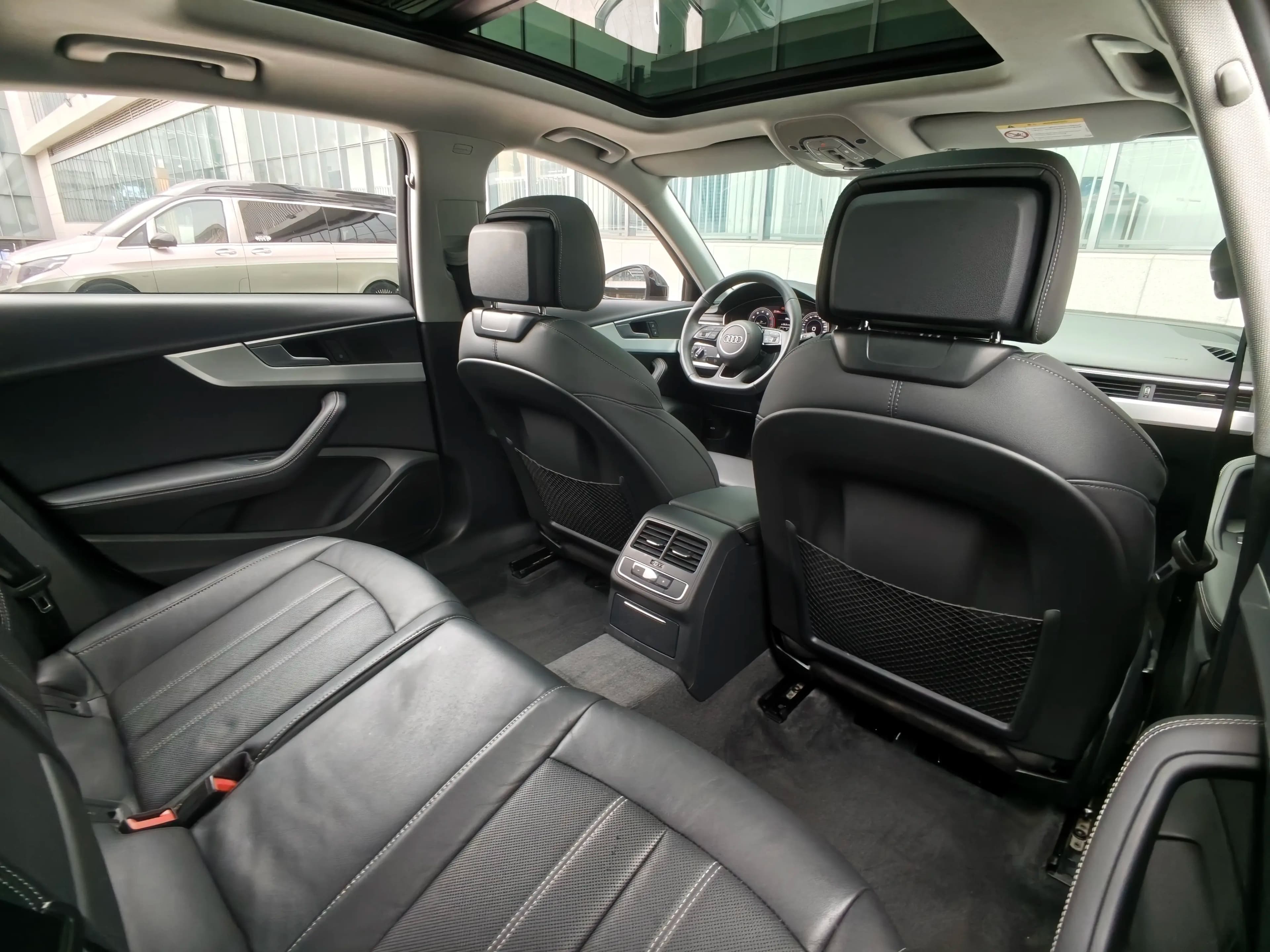 Audi A4L 2022 г. 49104 км. — фото 11