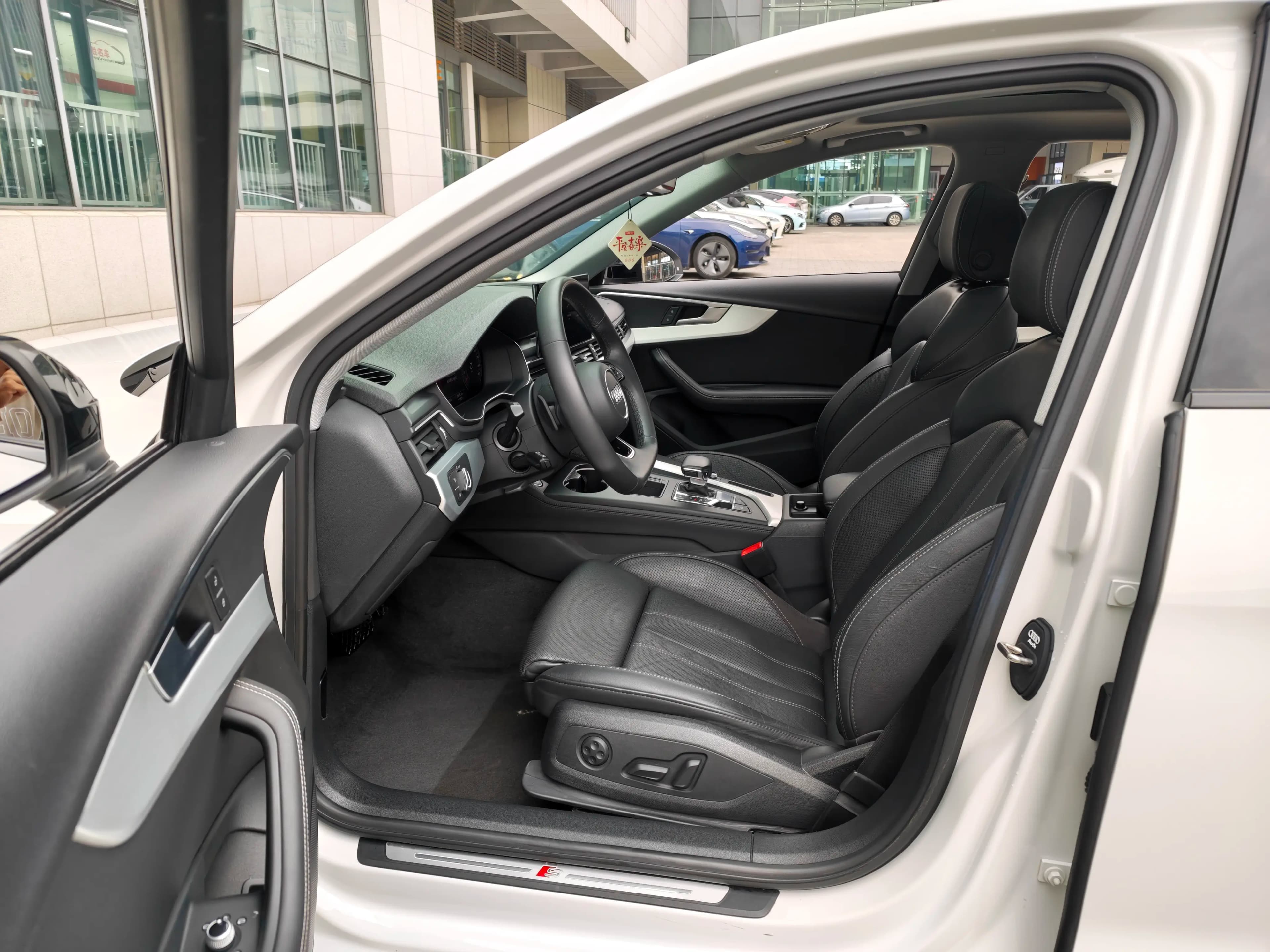 Audi A4L 2022 г. 49104 км. — фото 12
