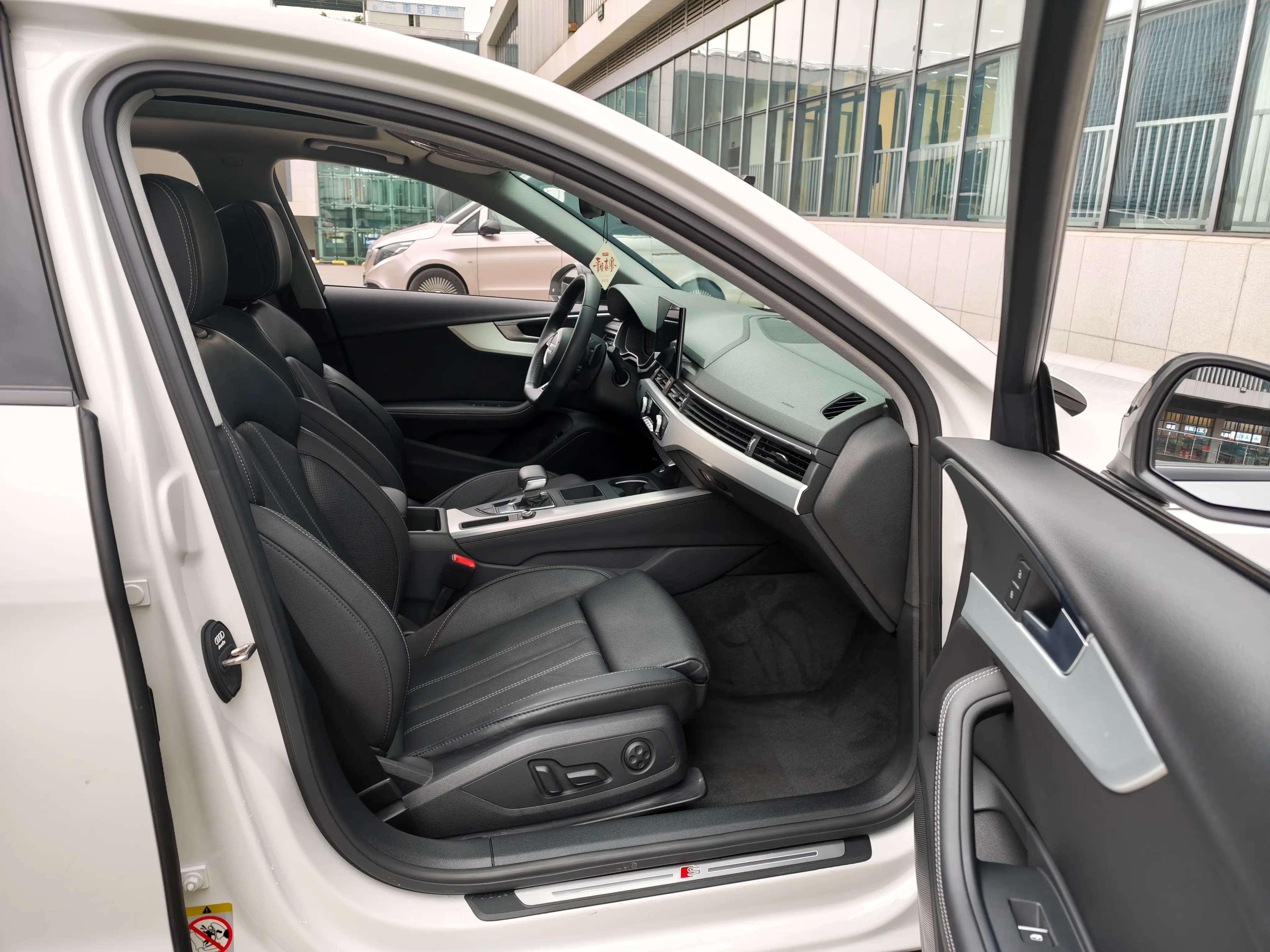 Audi A4L 2022 г. 49104 км. — фото 13