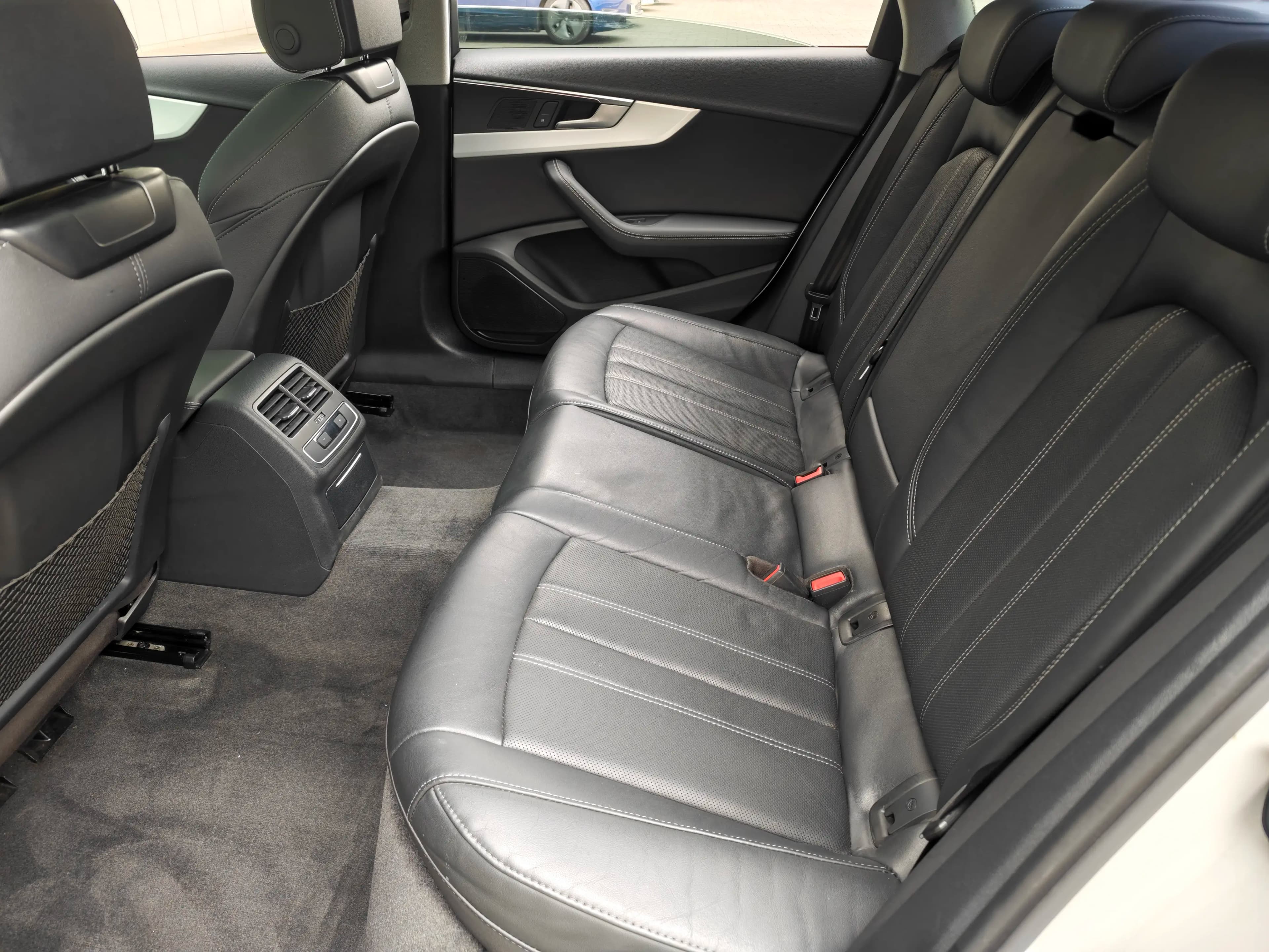 Audi A4L 2022 г. 49104 км. — фото 16