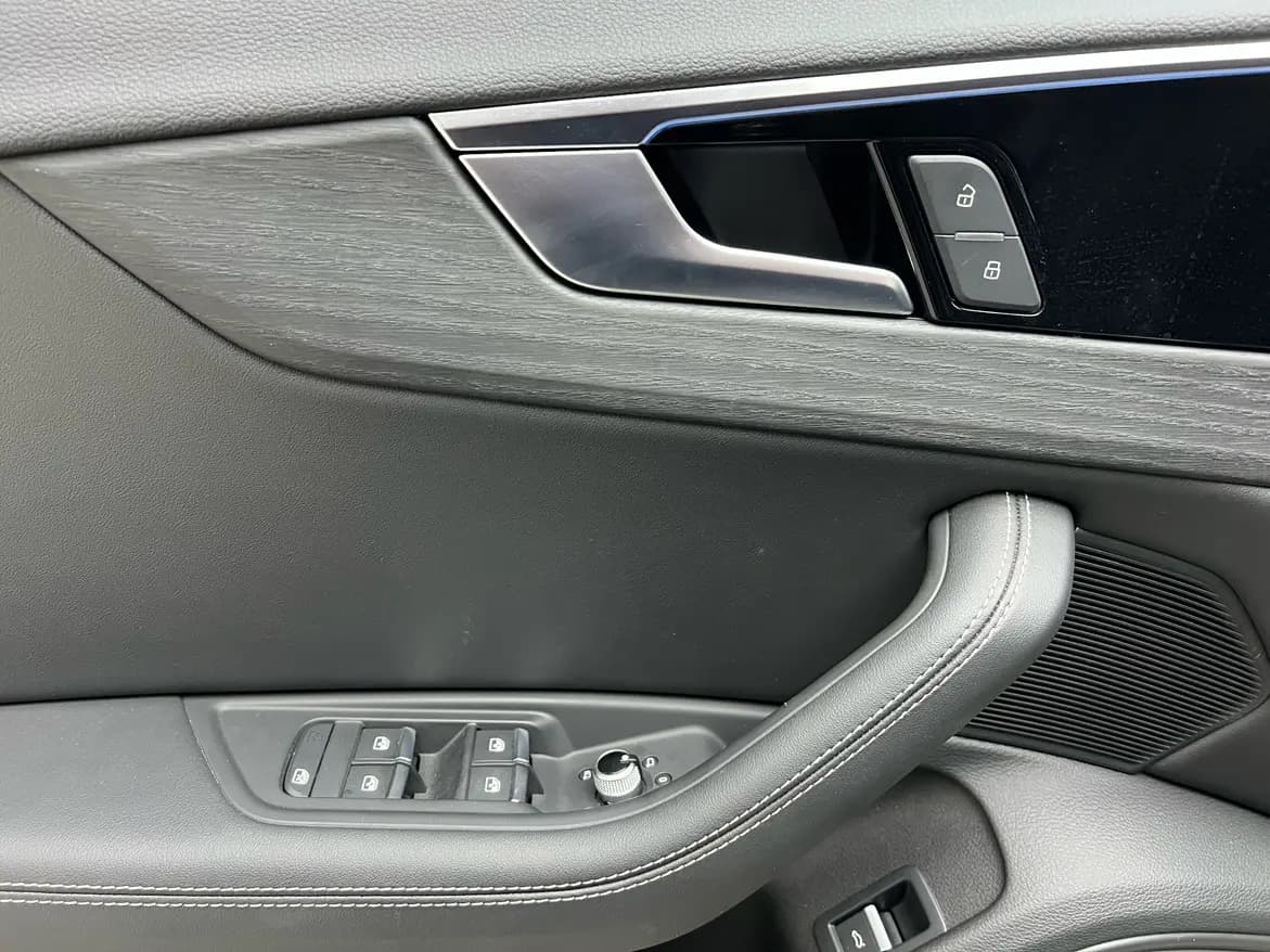 Audi A4L 2024 г. 10099 км. — фото 18