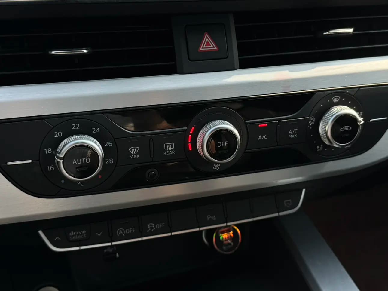 Audi A4L 2023 г. 46096 км. — фото 8