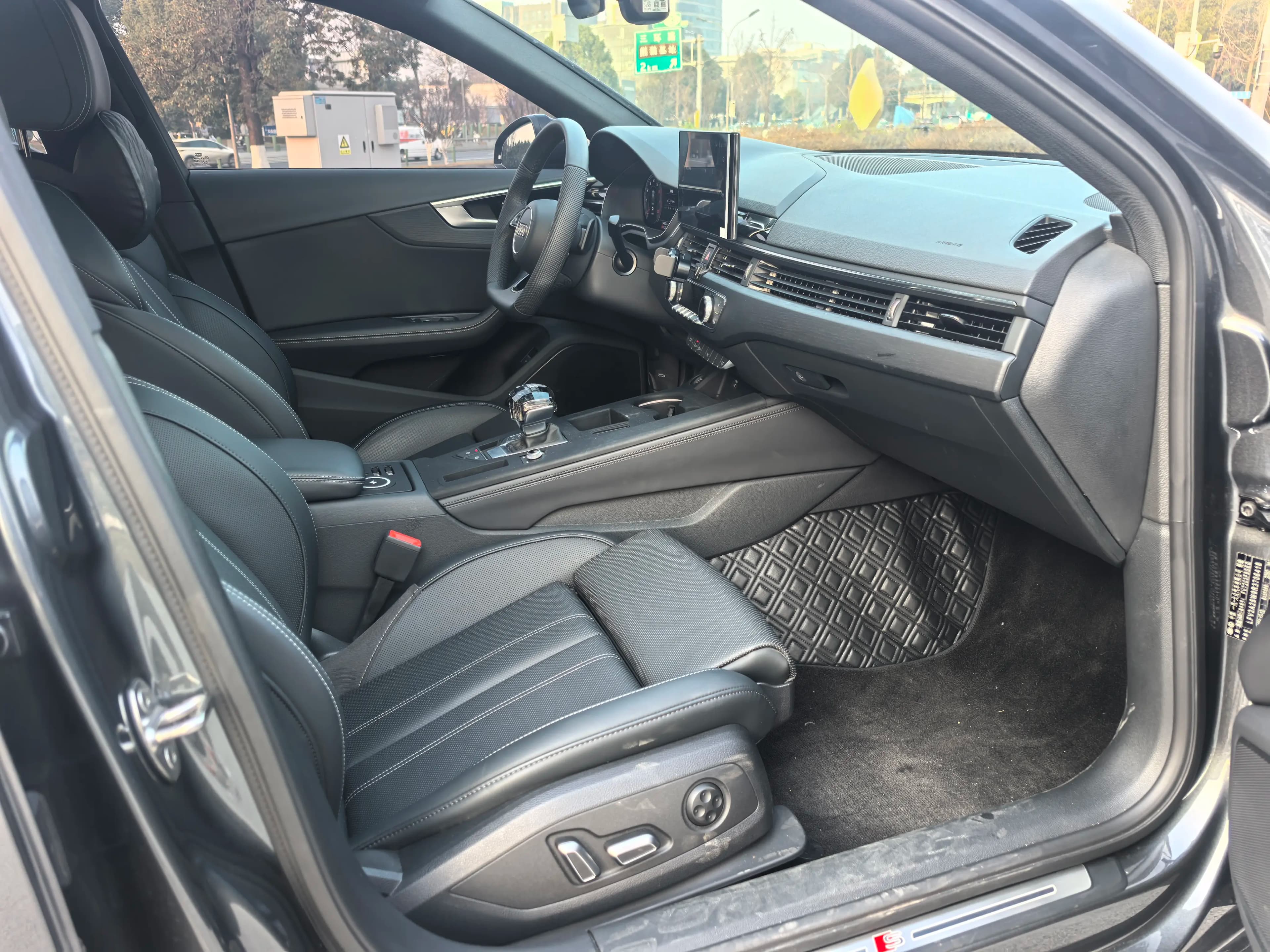 Audi A4L 2025 г. 14098 км. — фото 10