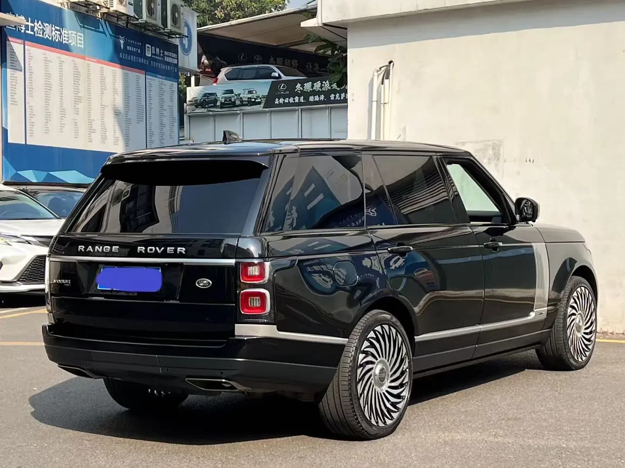 Land Rover Range rover 2022 г. 44081 км. — фото 4