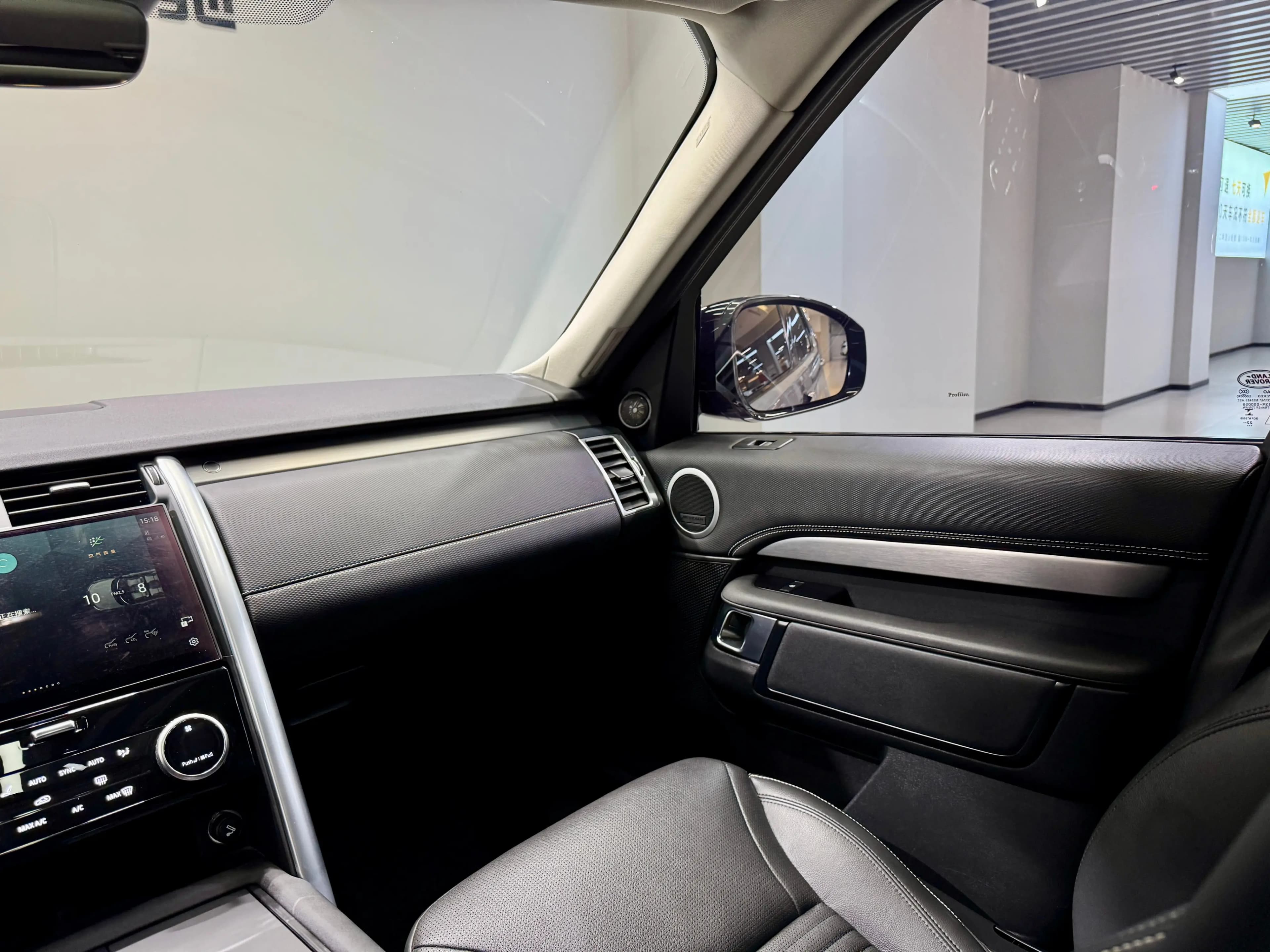 Land Rover Discovery 2023 г. 42345 км. — фото 12