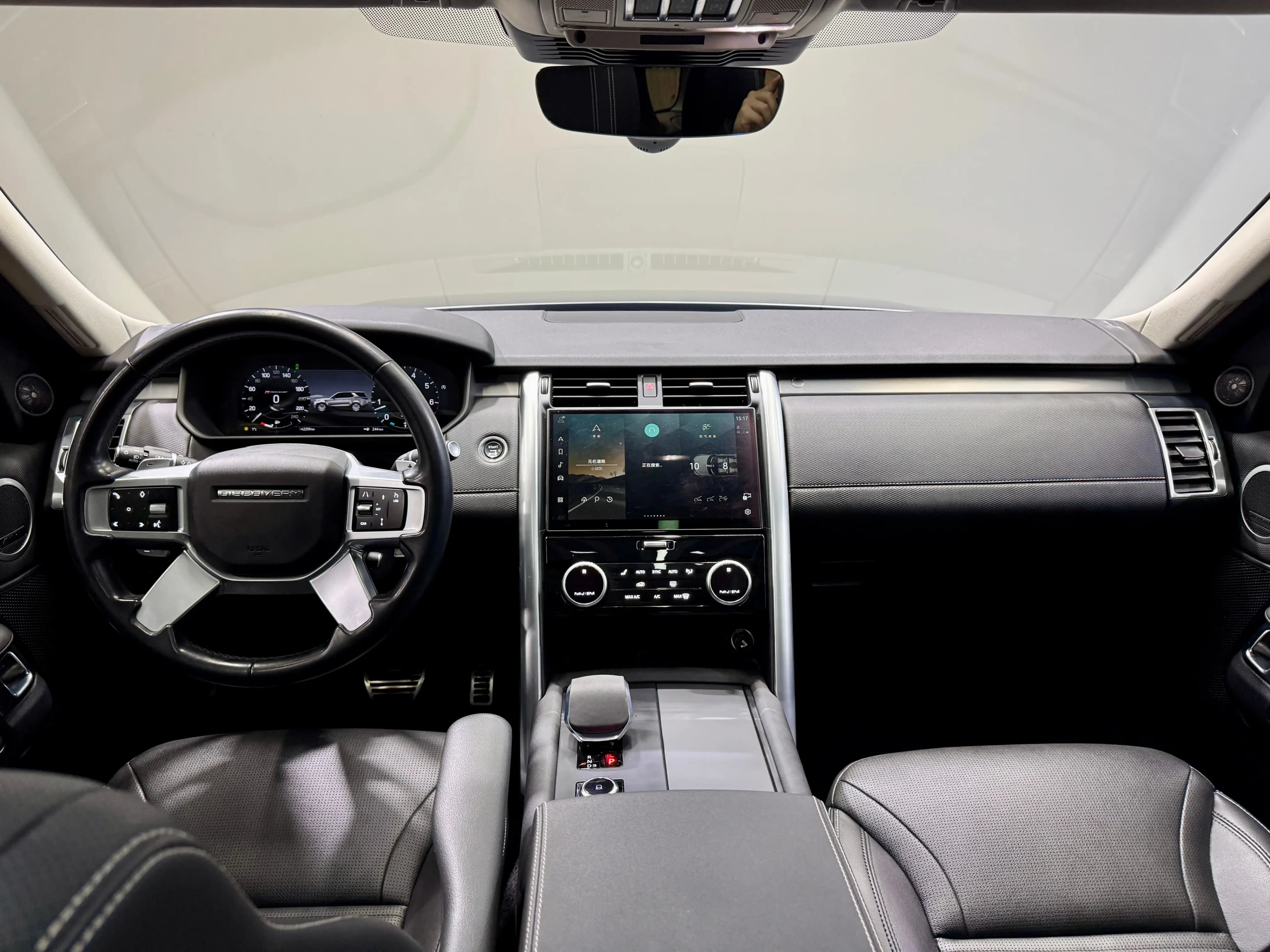 Land Rover Discovery 2023 г. 42345 км. — фото 15