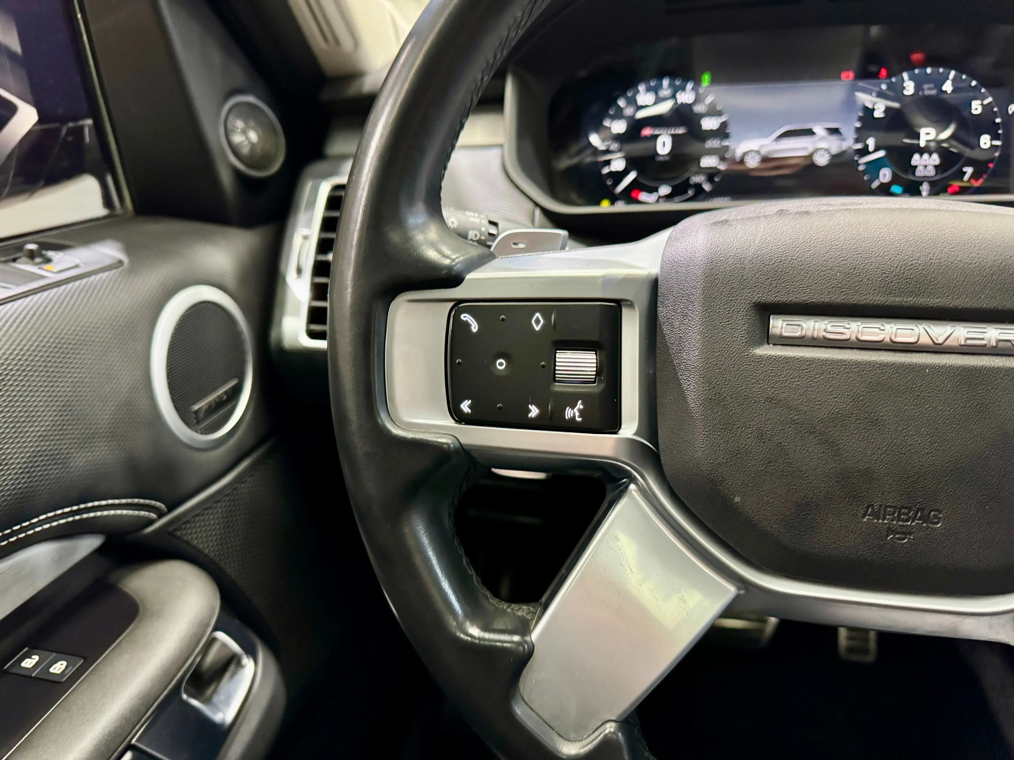 Land Rover Discovery 2023 г. 42345 км. — фото 18
