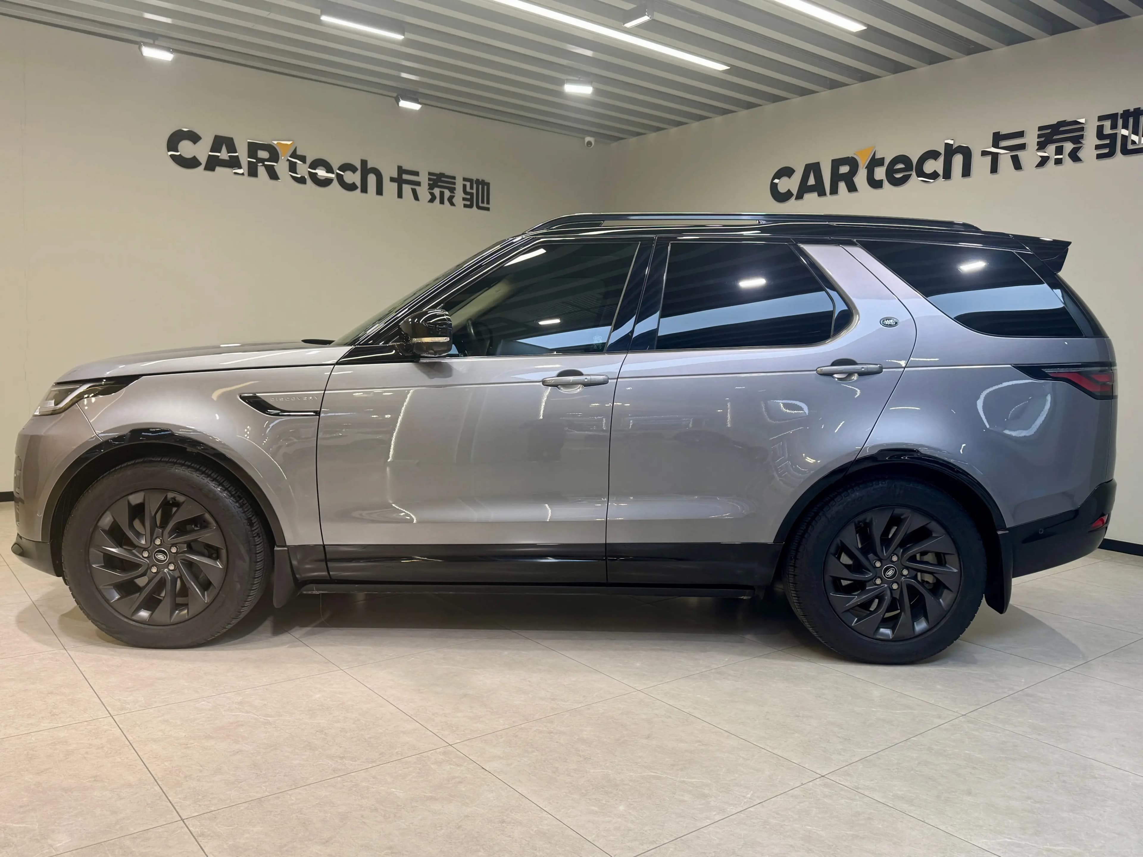 Land Rover Discovery 2023 г. 42345 км. — фото 3