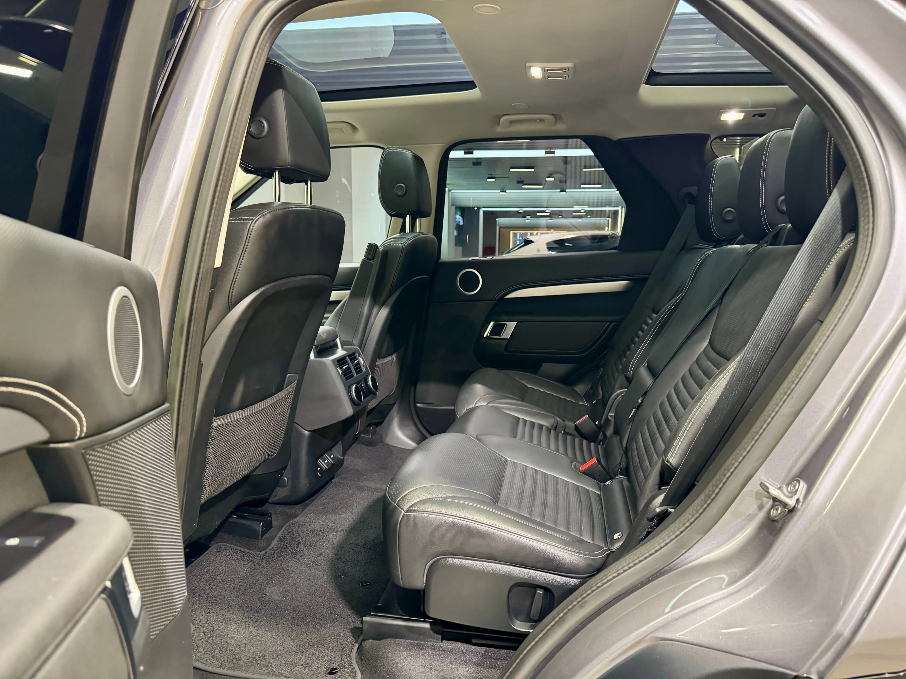 Land Rover Discovery 2023 г. 42345 км. — фото 21