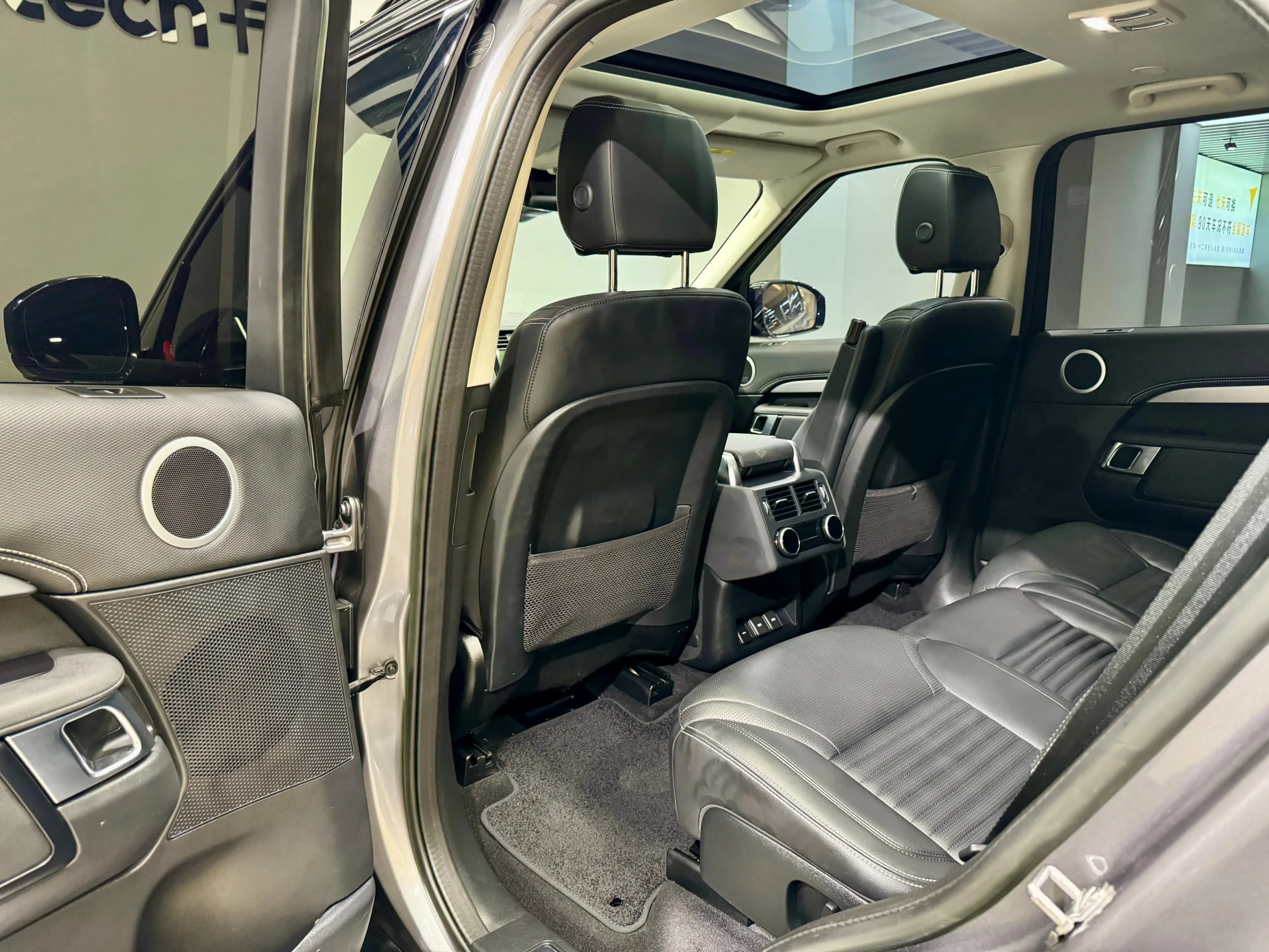 Land Rover Discovery 2023 г. 42345 км. — фото 26