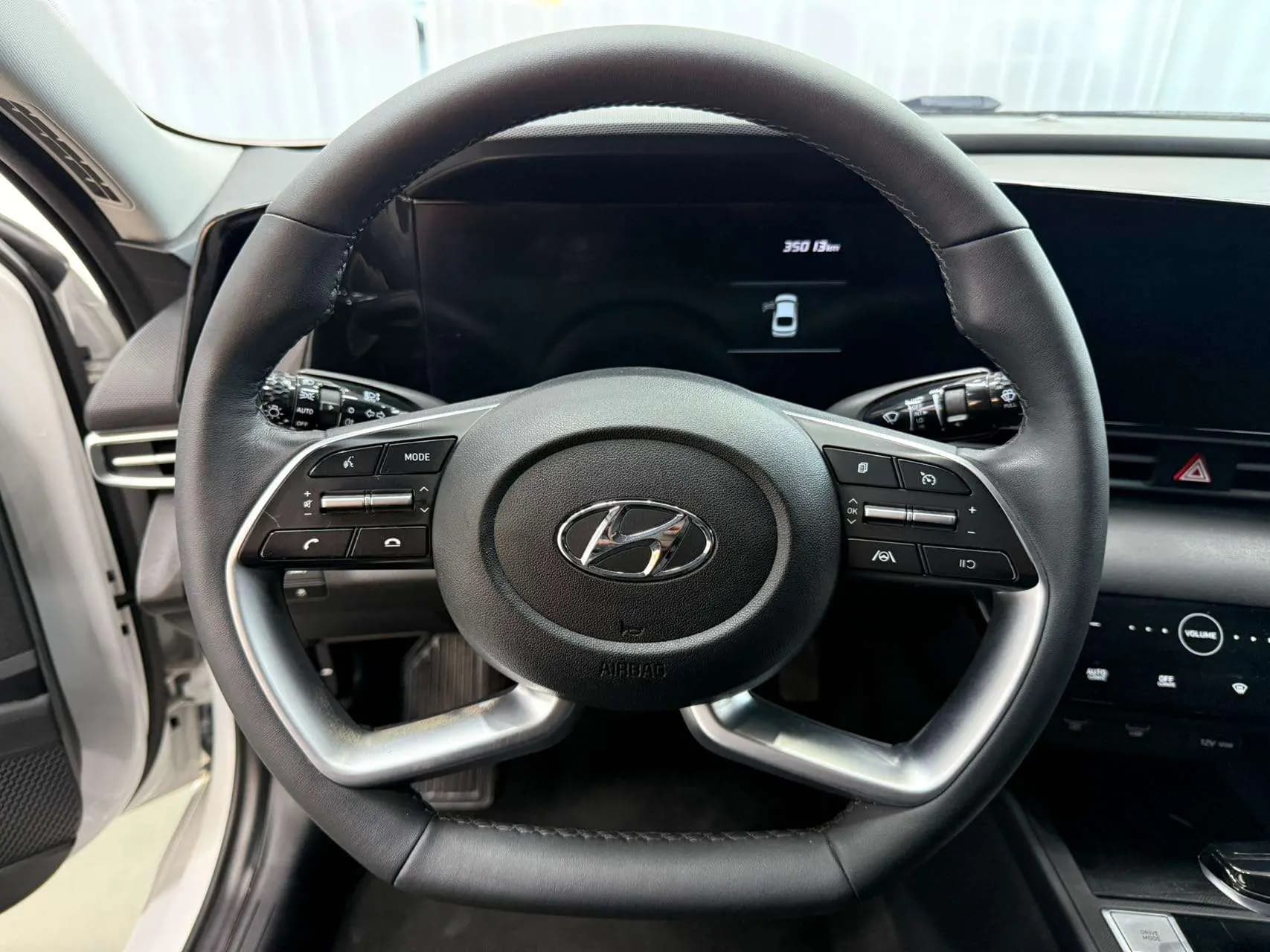 Hyundai Elantra 2023 г. 35010 км. — фото 12