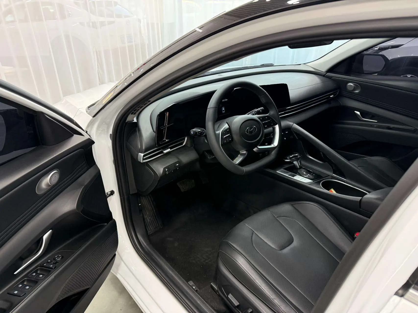 Hyundai Elantra 2023 г. 35010 км. — фото 14
