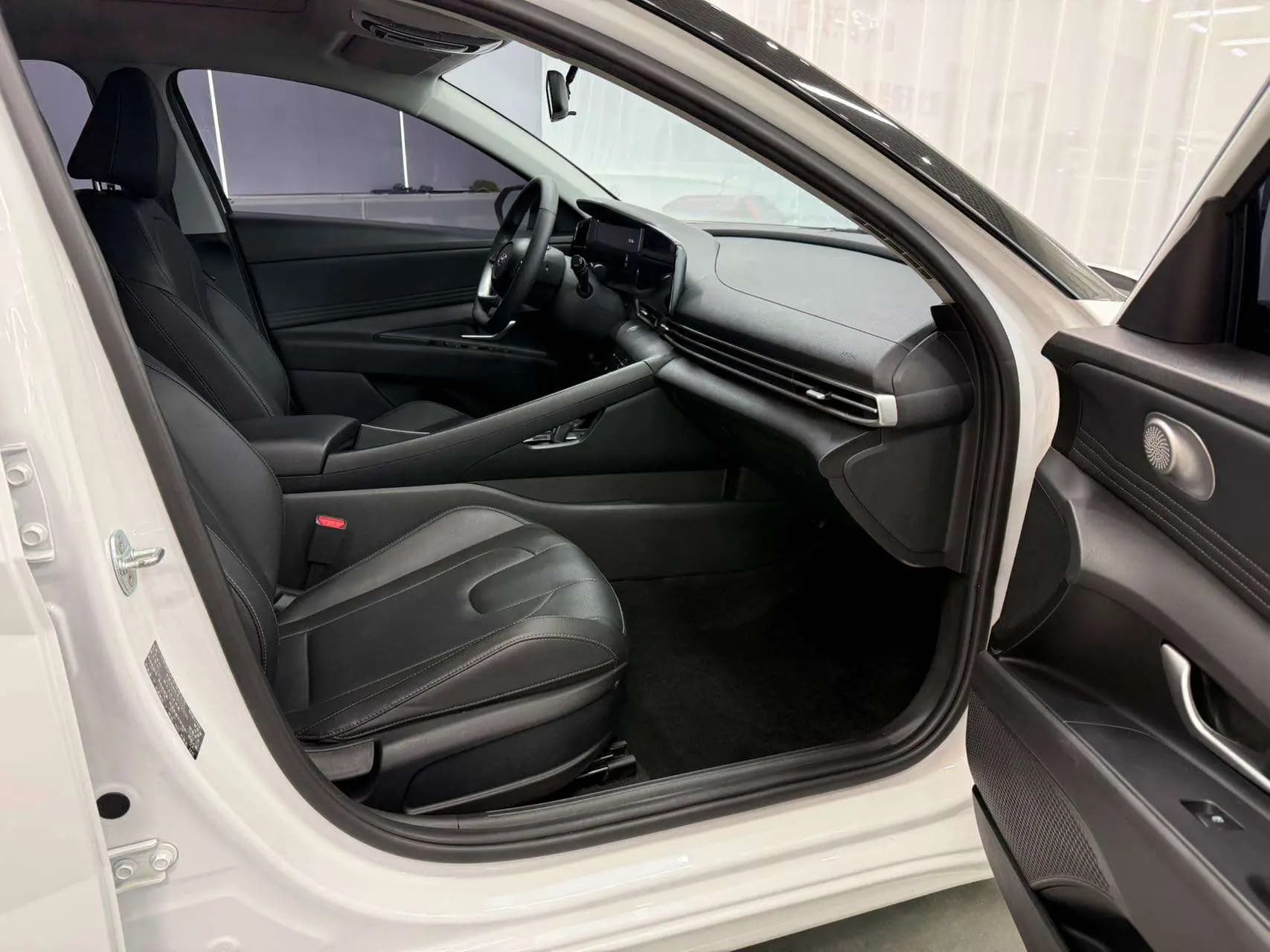Hyundai Elantra 2023 г. 35010 км. — фото 18
