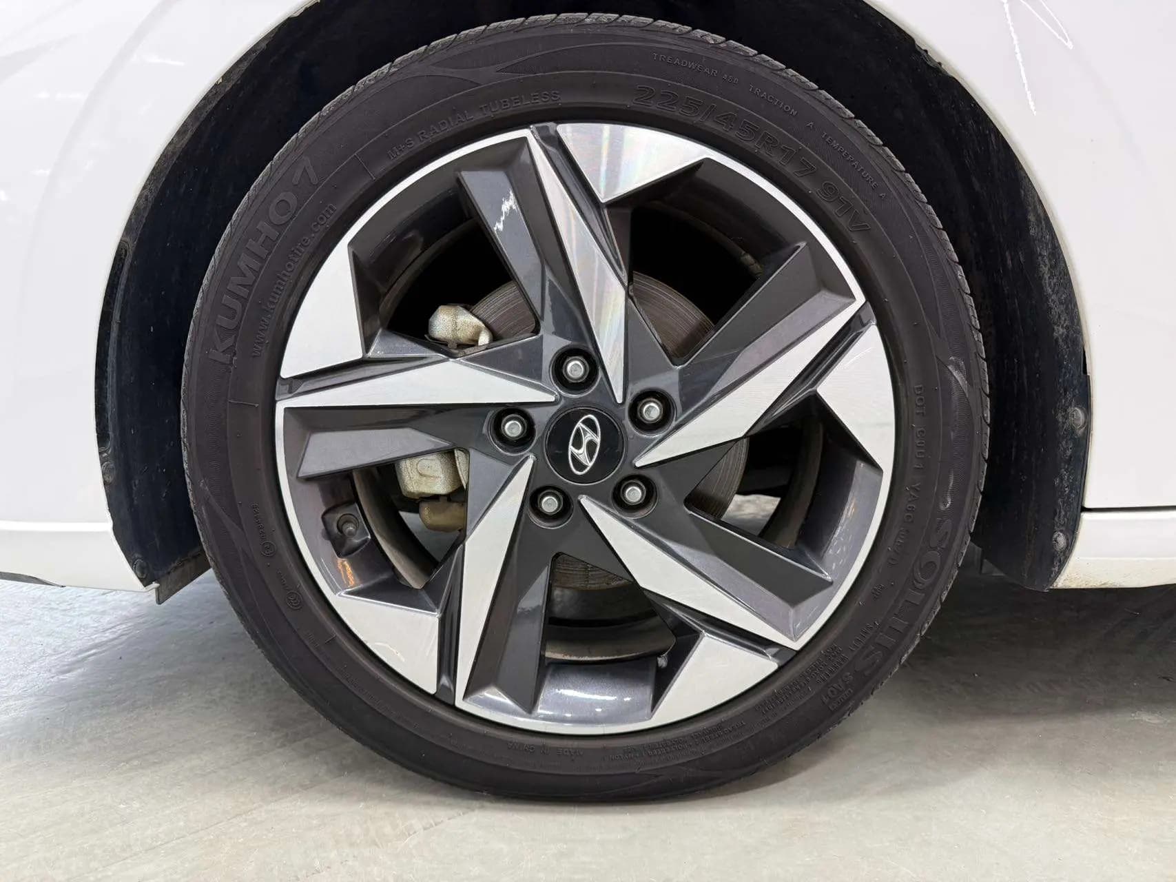 Hyundai Elantra 2023 г. 35010 км. — фото 8