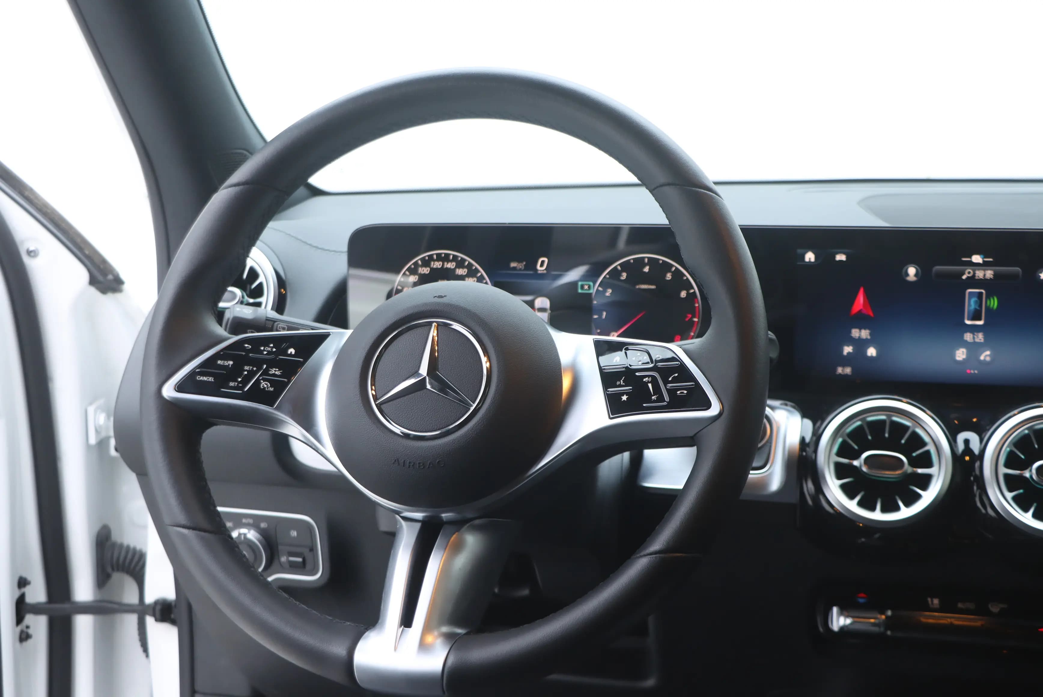 Mercedes-Benz GLB 2023 г. 24632 км. — фото 3