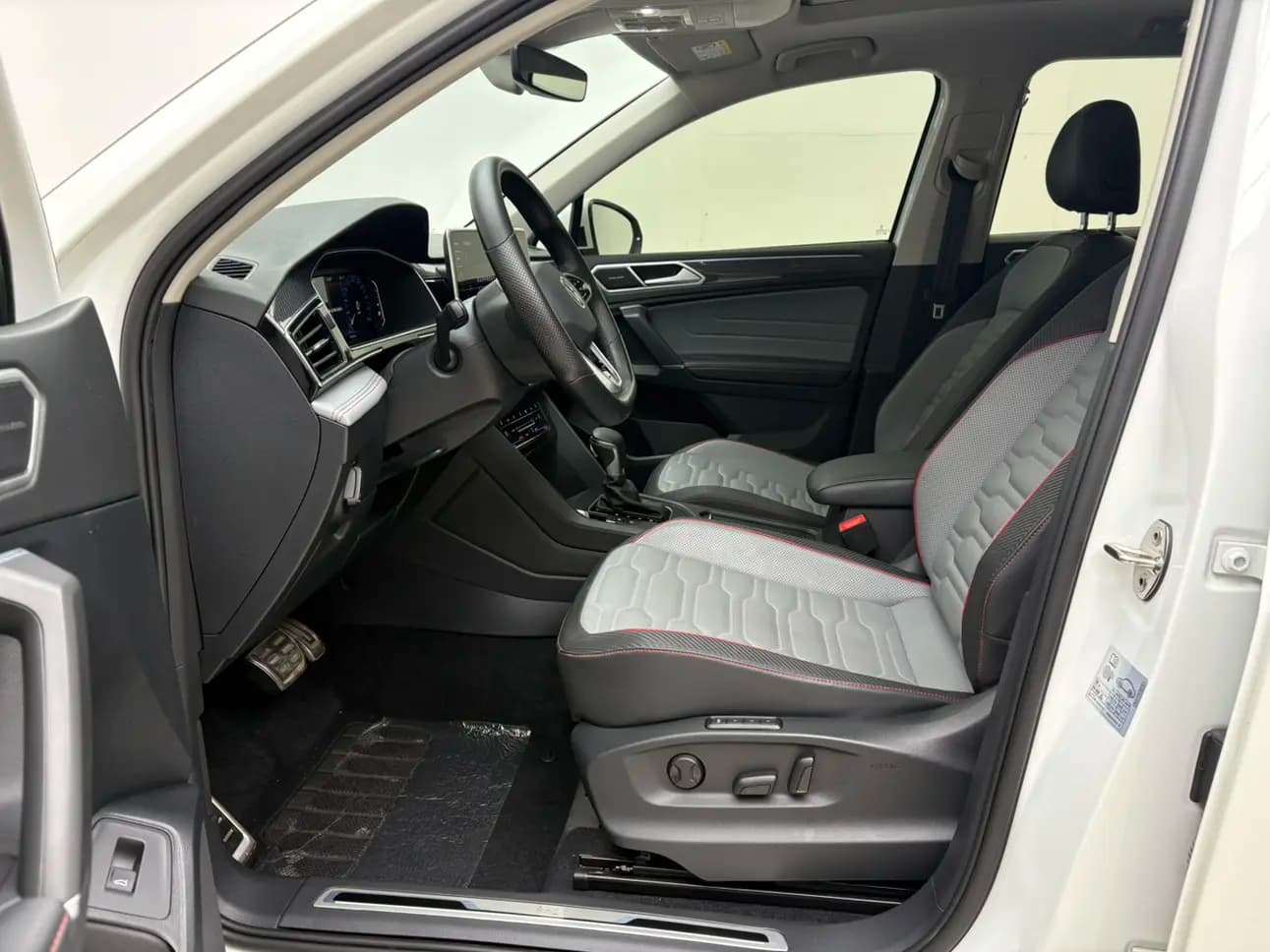 Volkswagen Tiguan L 2023 г. 39070 км. — фото 15
